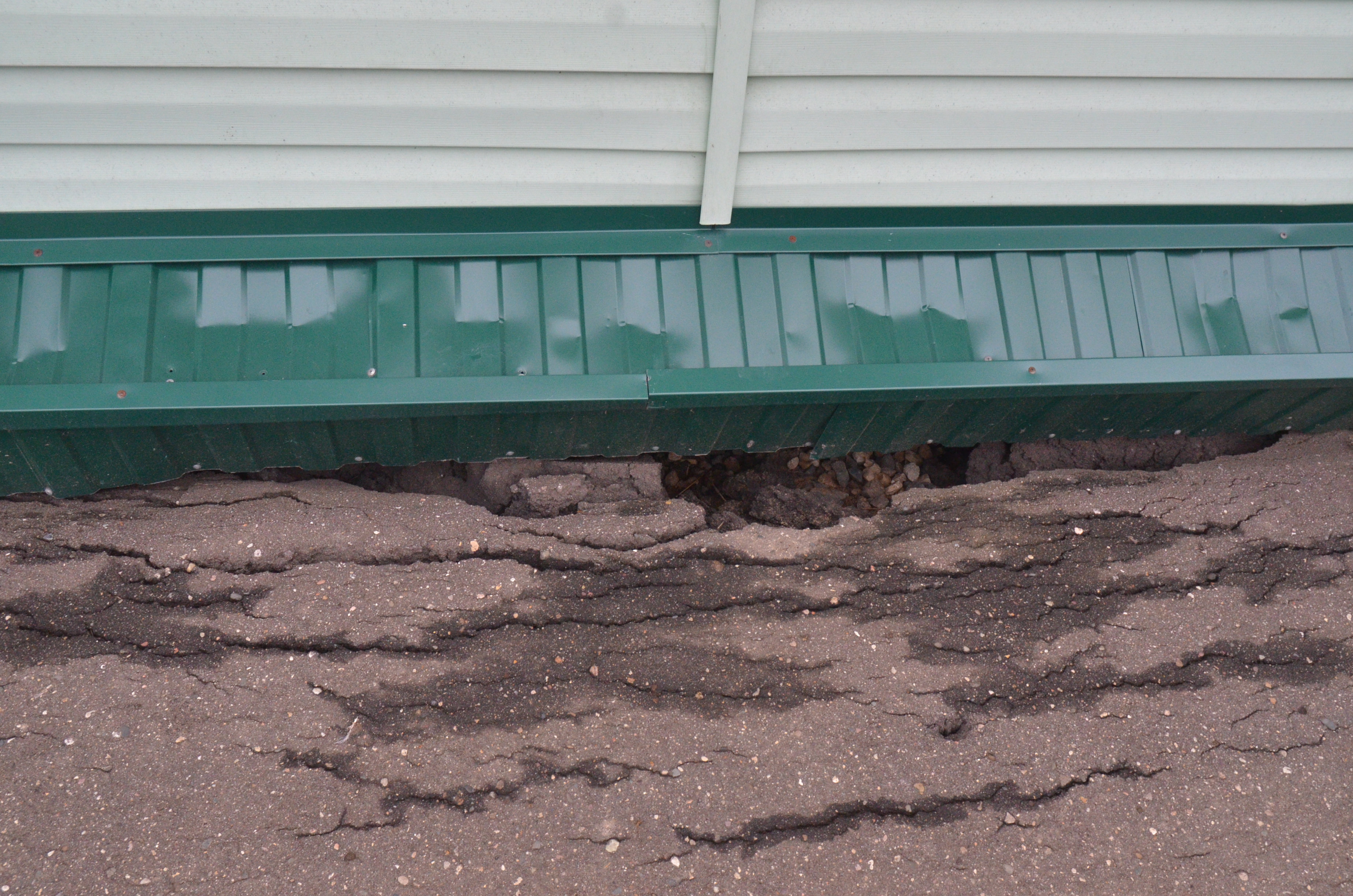 Под домом зияющая пустота