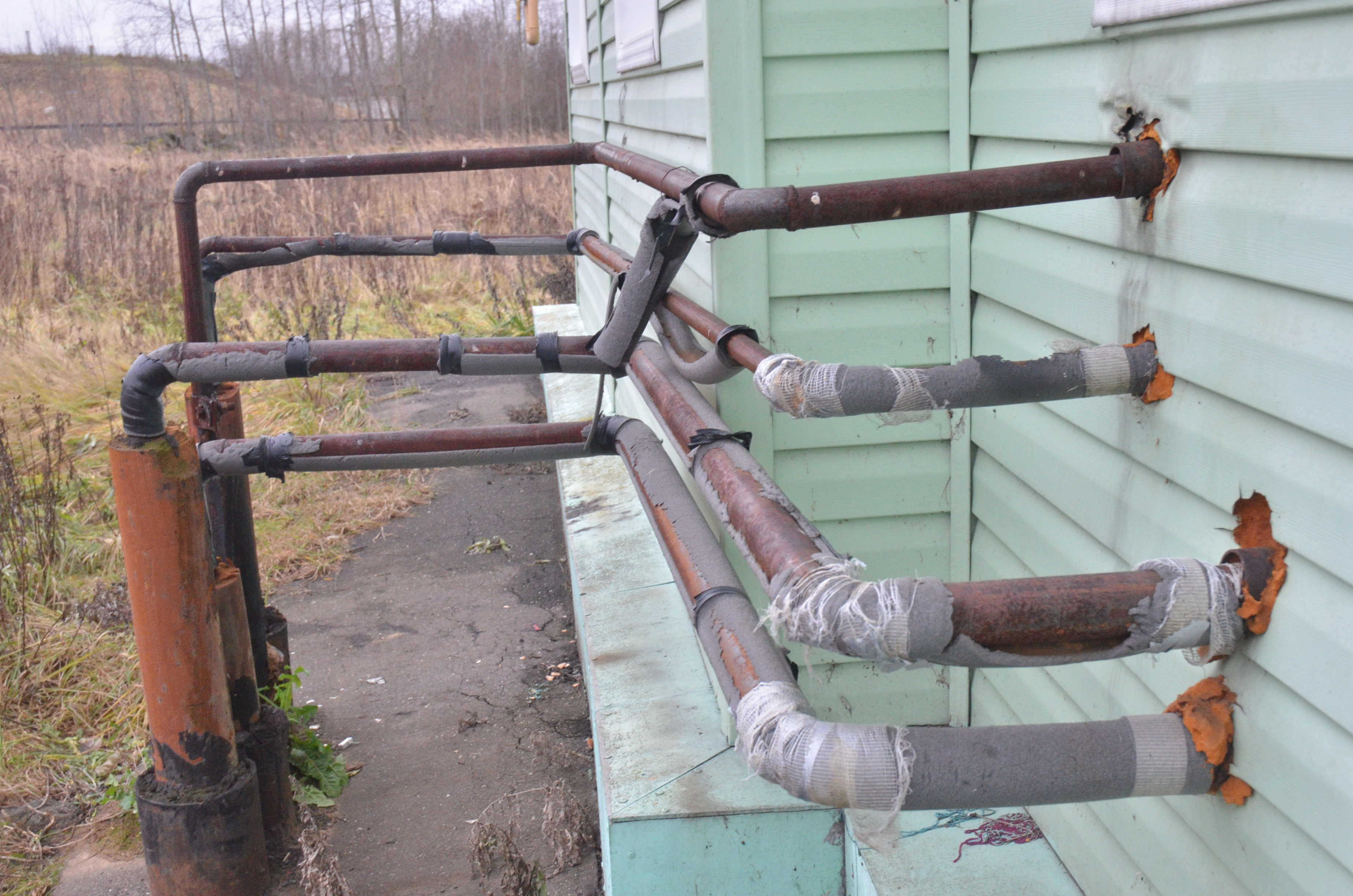 Подрядчики даже не удосужились изолировать трубы