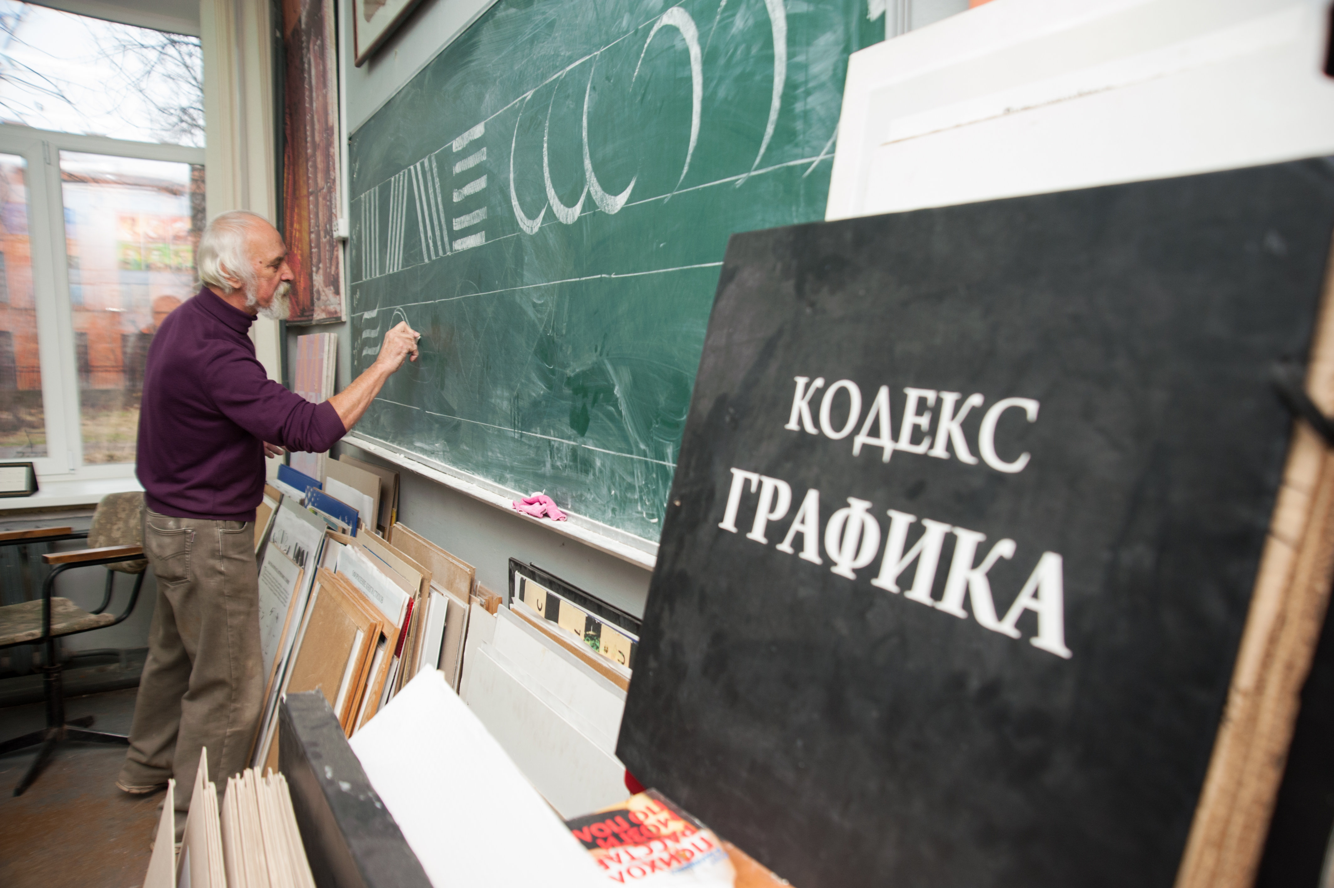 Заслуженный работник культуры Константин Васильев сам когда-то был первым выпускником отделения " Дизайна графической продукции".