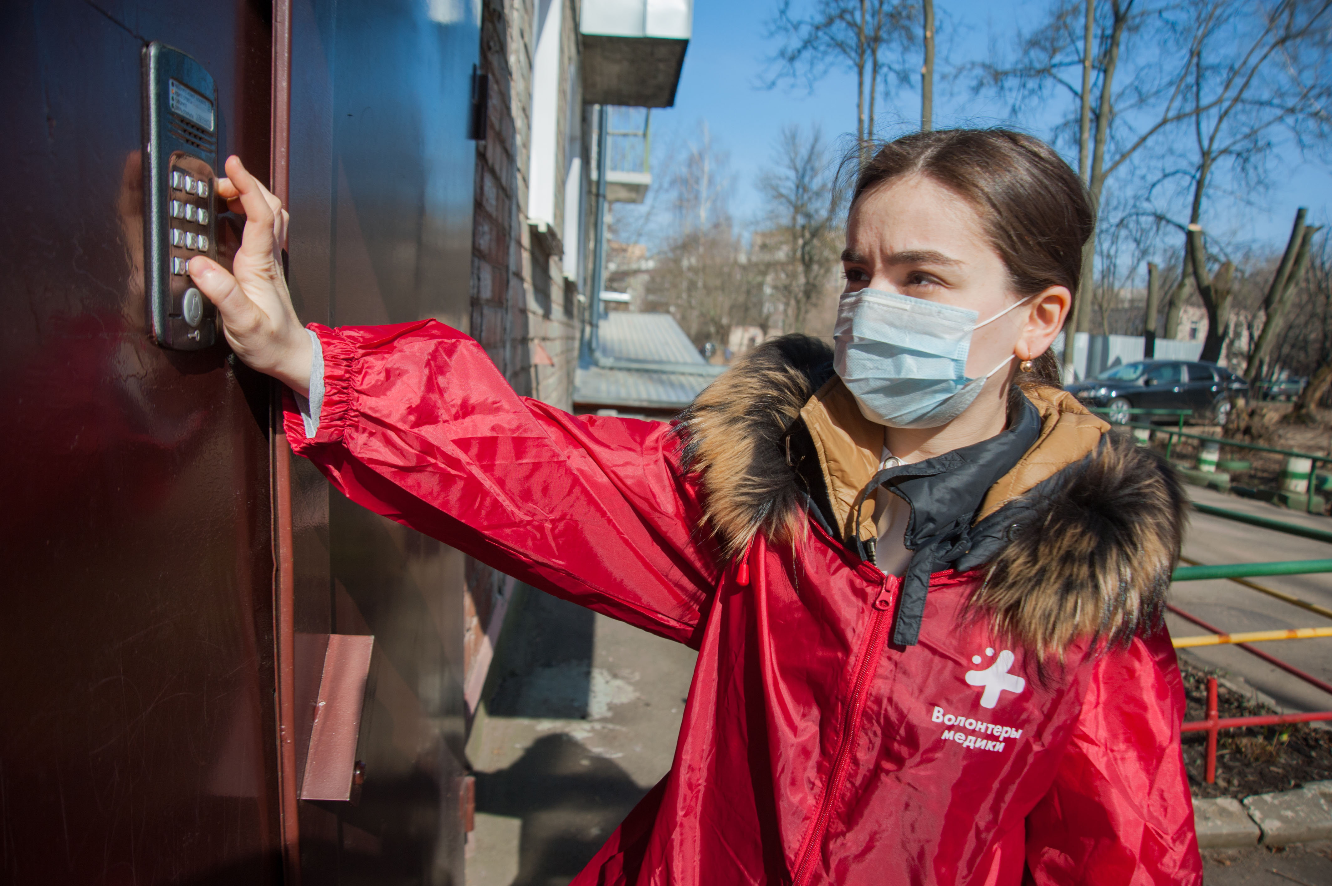 Волонтер обязательно должен быть в медицинской маске