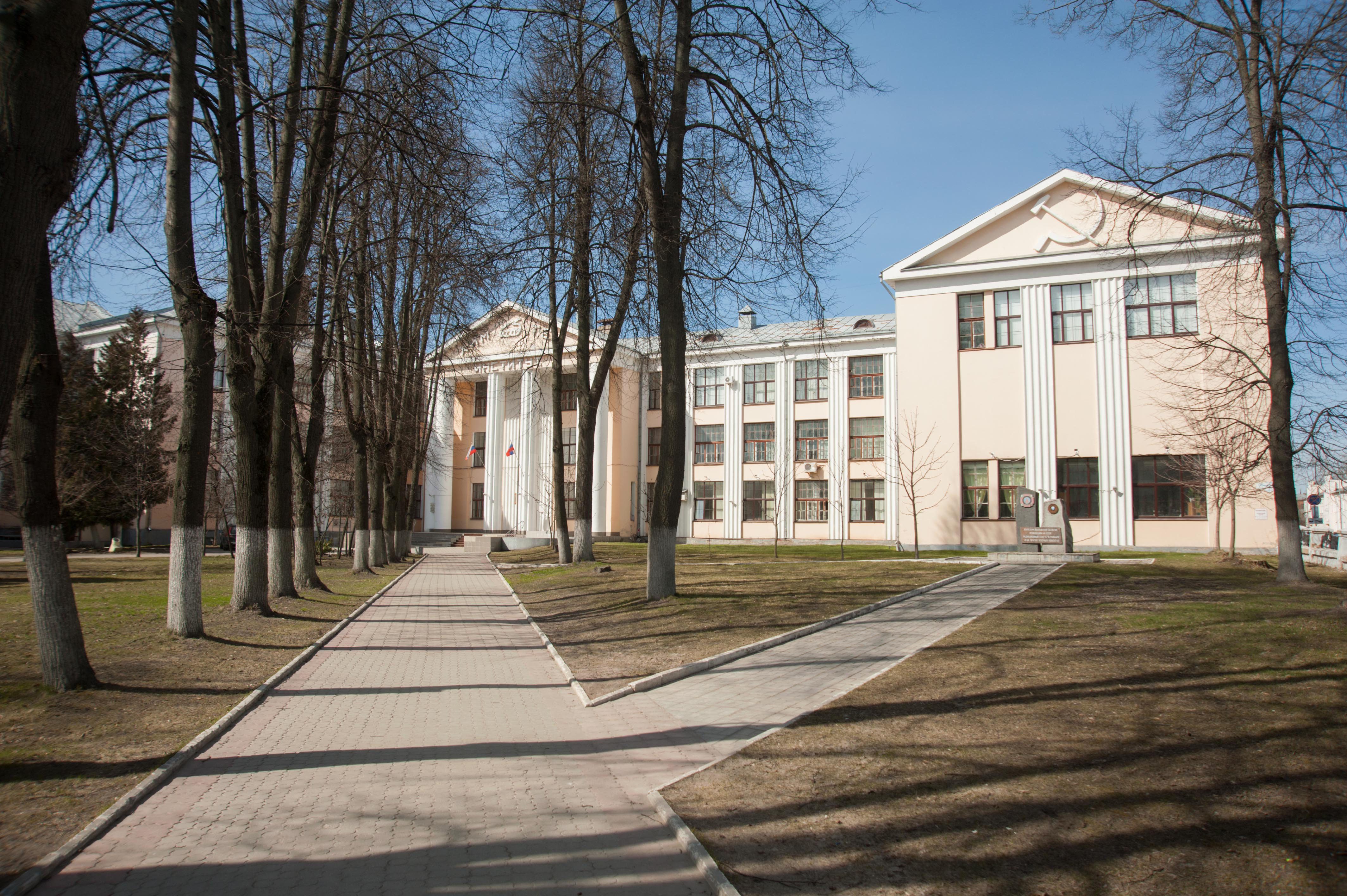 Студенты учатся дома.
