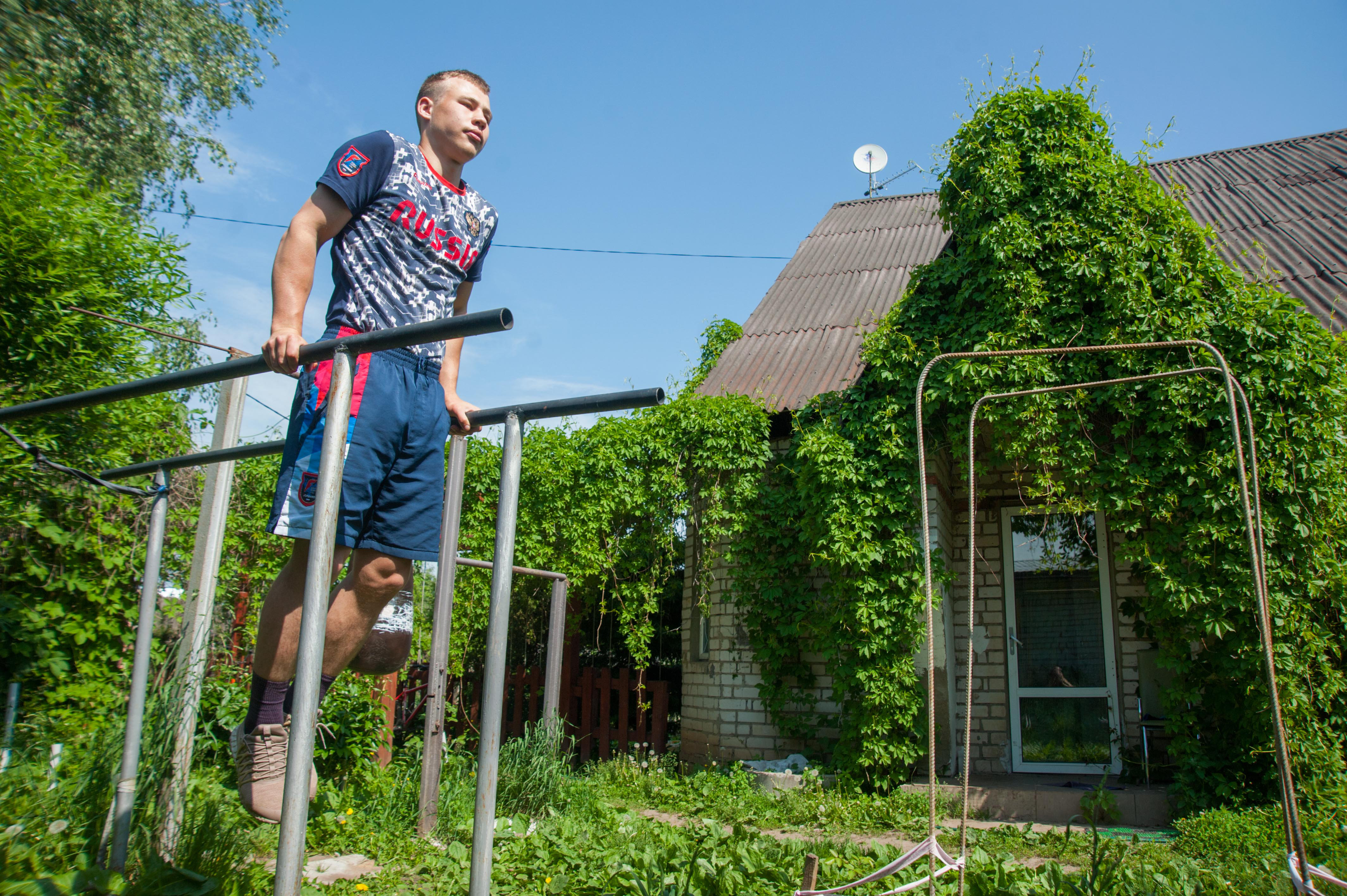 На улице у Никиты не только боксерская груша, но и турник с брусьями