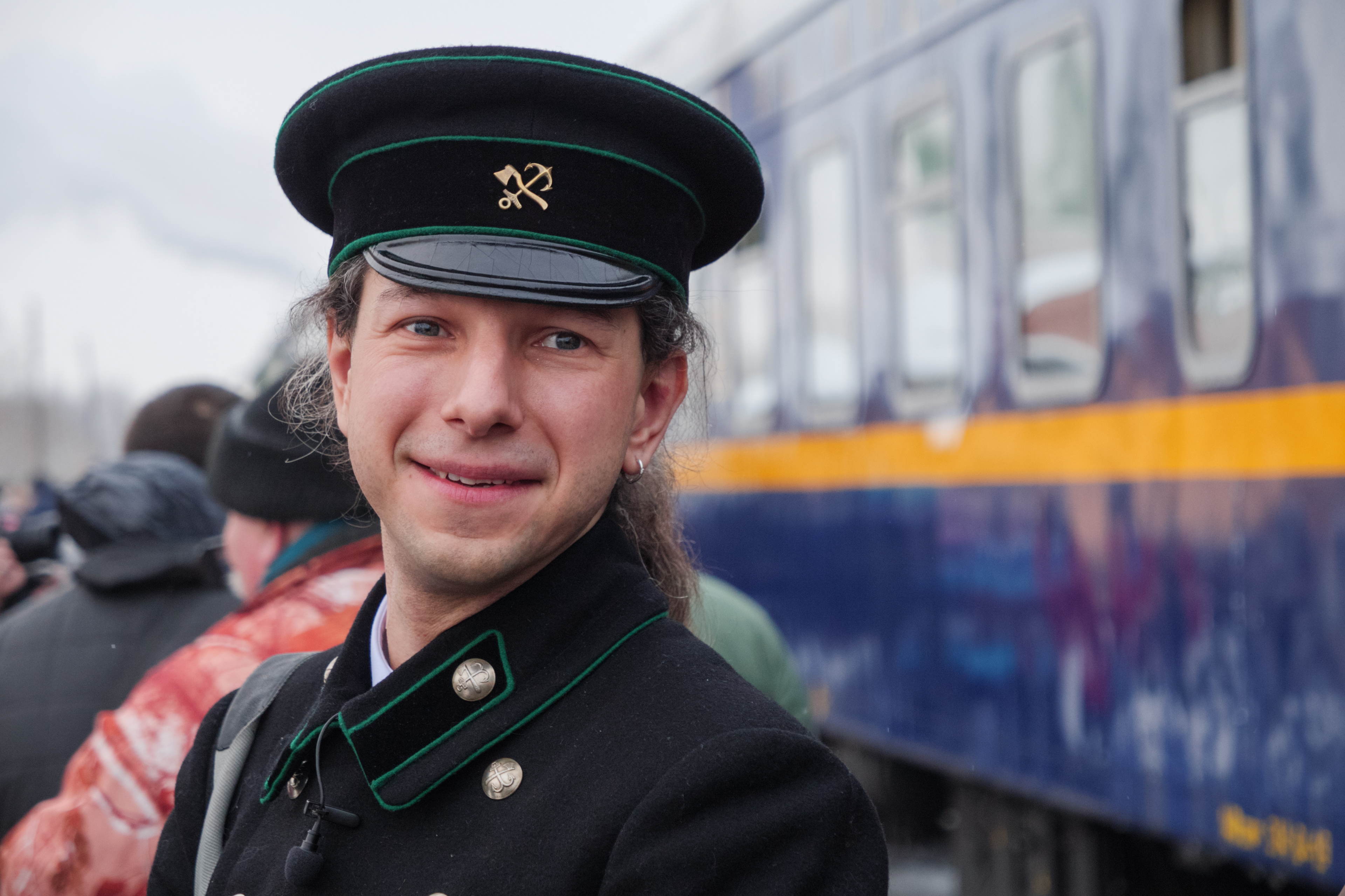 Бригада состава встречала туристов в костюмах, воссозданных по образцам XIX века
