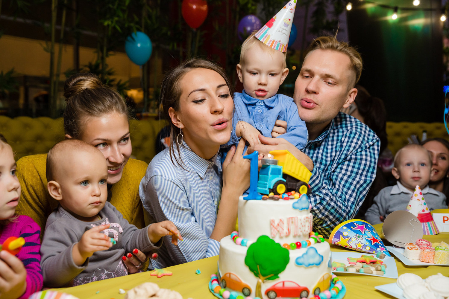 Семейное день рождения. День рождения ребенка в кафе. Празднование детского дня рождения в кафе. Детское кафе для дня рождения. Детские праздники в кафе.