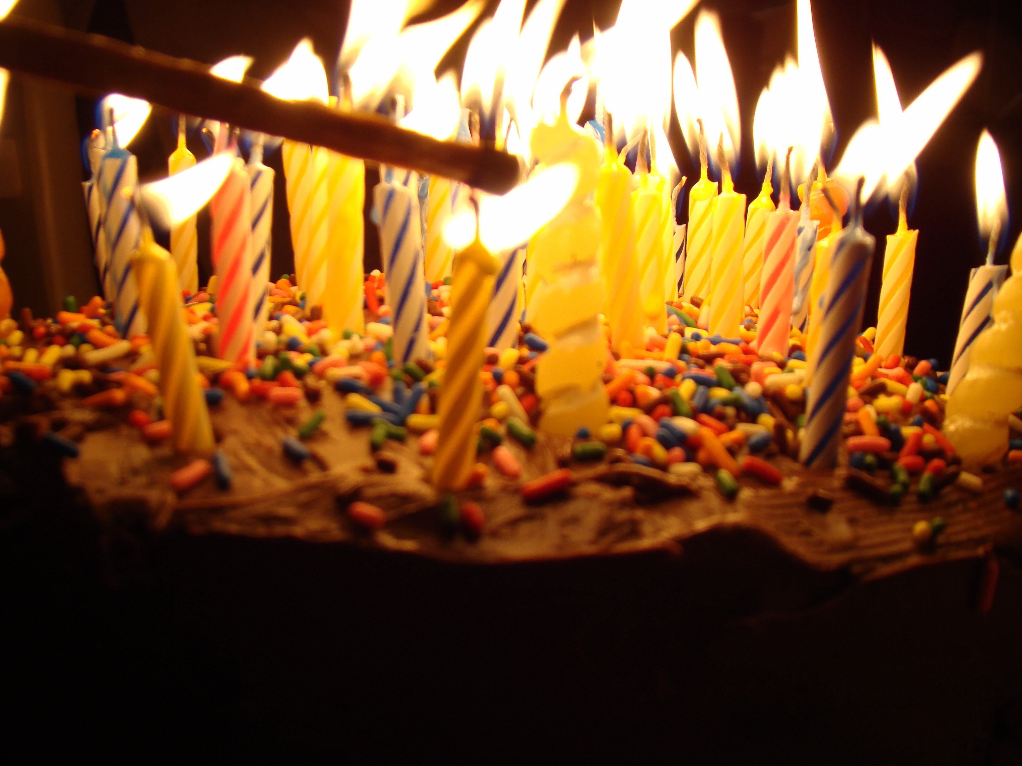 Видео торт свечи. Свечи для торта. Красивый торт со свечами. Свеча в торт "с днем рождения". Торт со множеством свечей.
