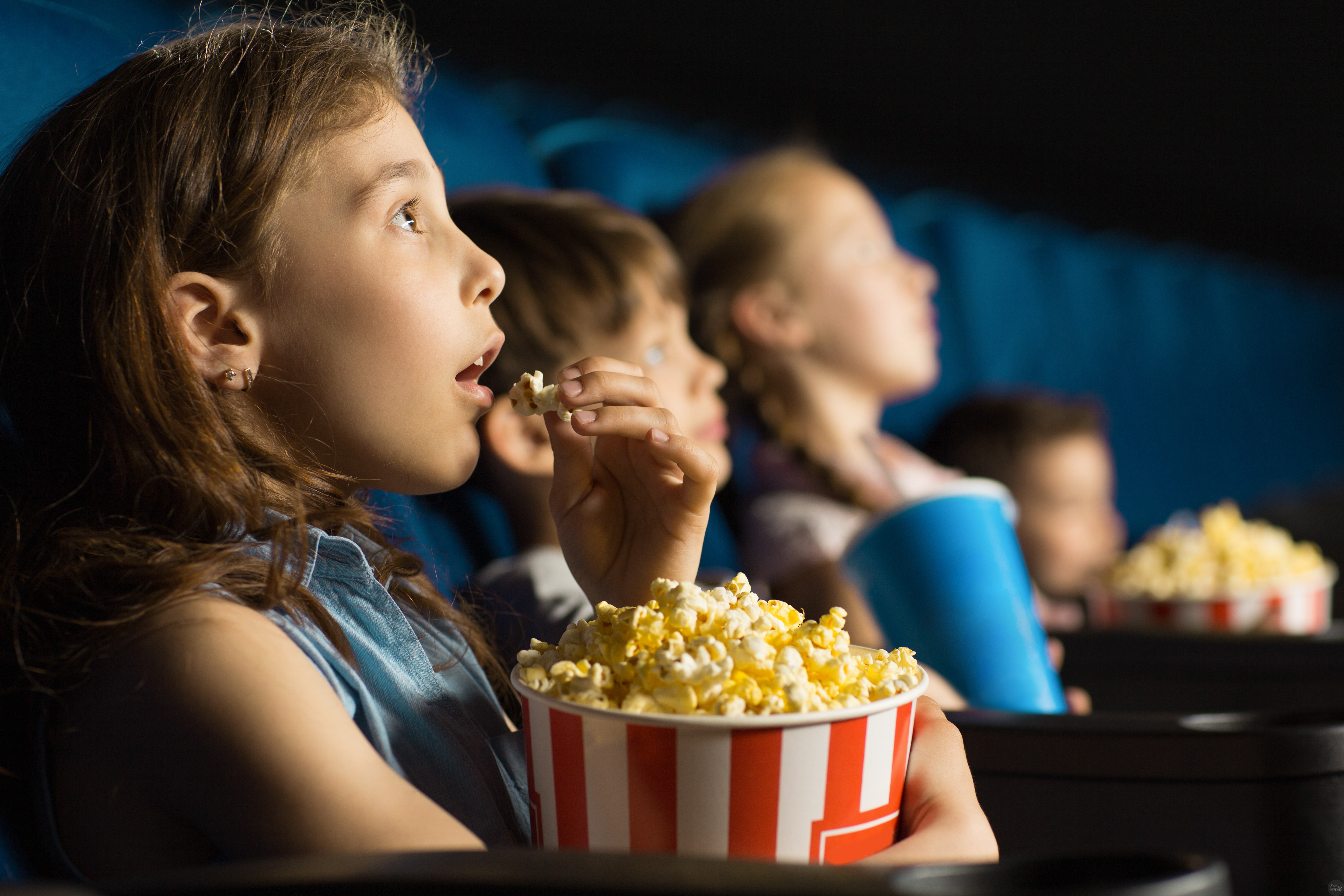 Мама пришла конфеты. Дети в кинотеатре. Есть попкорн в кинотеатре. Дети в кинотеатре с попкорном.