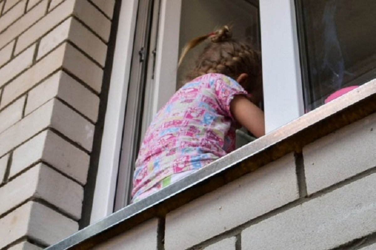 Ребенок упал с мамой. Ребенок на балконе. Ребенок у окна.