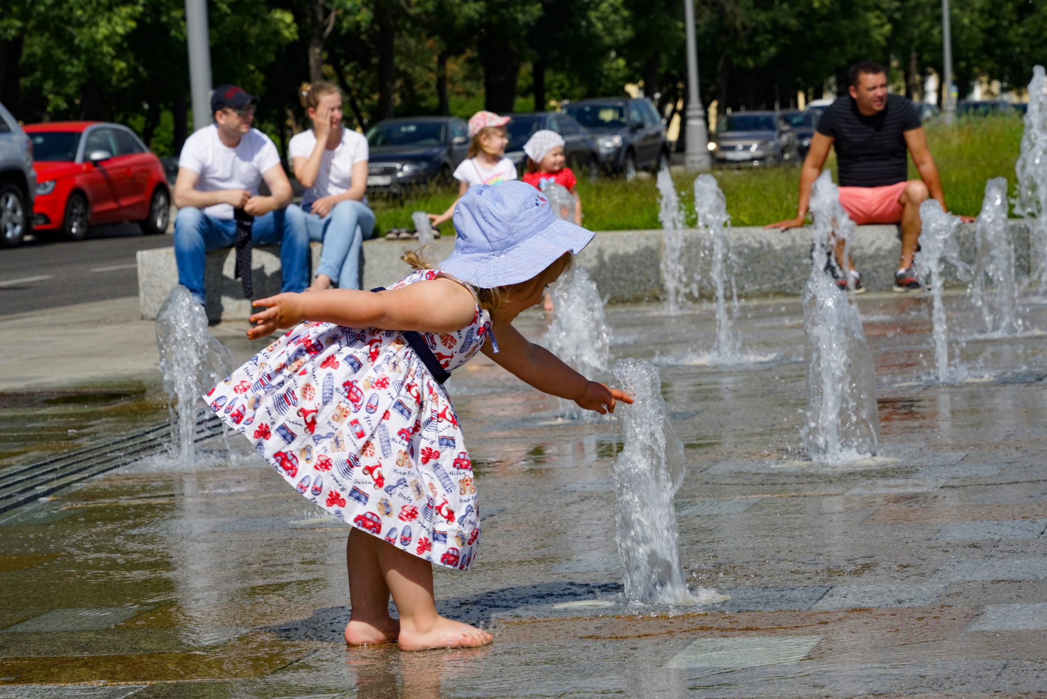 В жаркий летний день люди обеспокоены. Парк Северного речного вокзала сухой фонтан. Жара фонтан. Жара в городе. Лето жара фонтаны.