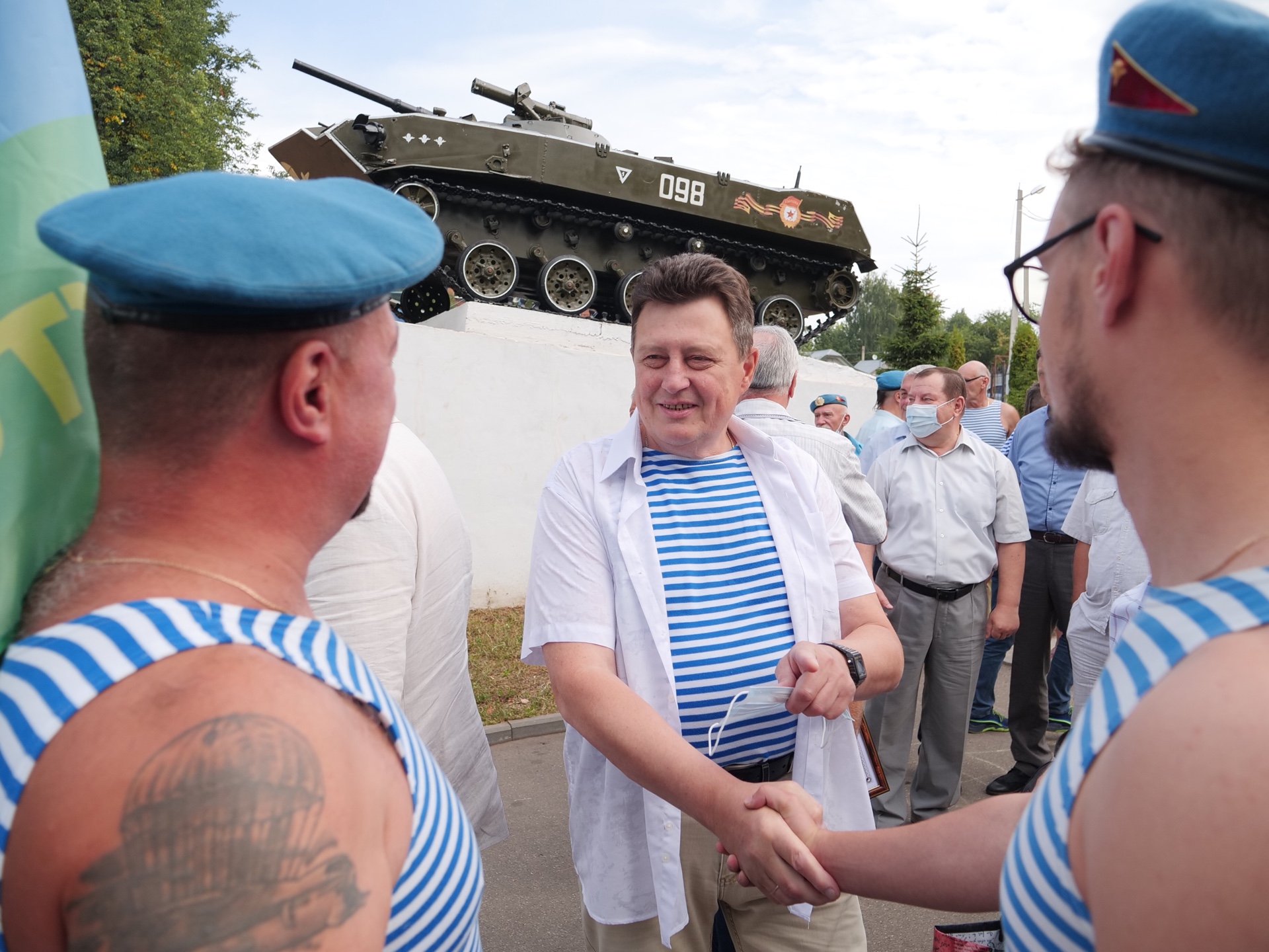 Вдв иваново. ВДВ Иваново Алексей Базунов. Крылов Сергей Иваново ВДВ. ВДВ Иваново 2012. Губернатор поздравил десантников.