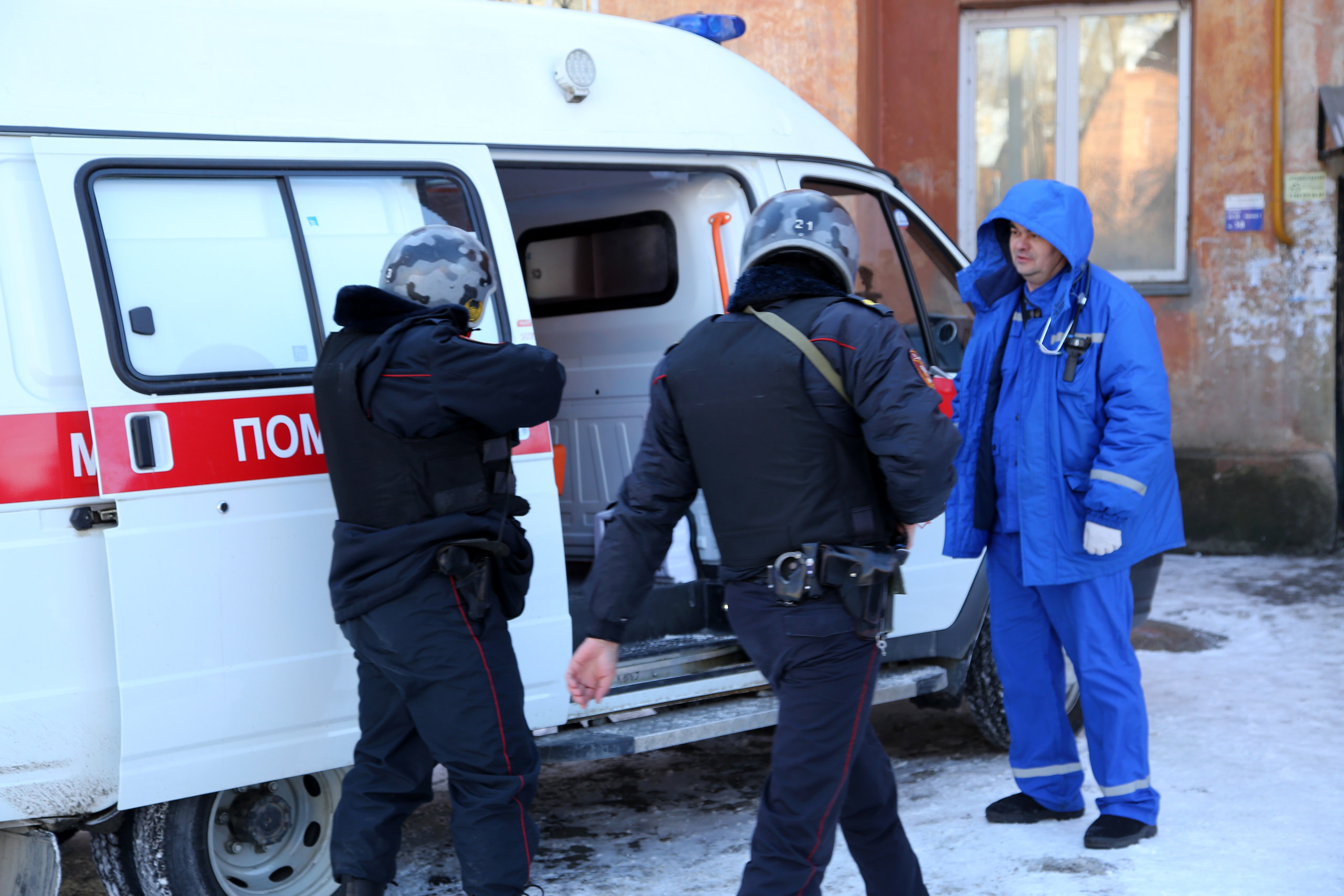 Мужик вызвал скорую. Скорой помощи полицейский. Скорая полиция. Полиция в скорой помощи.