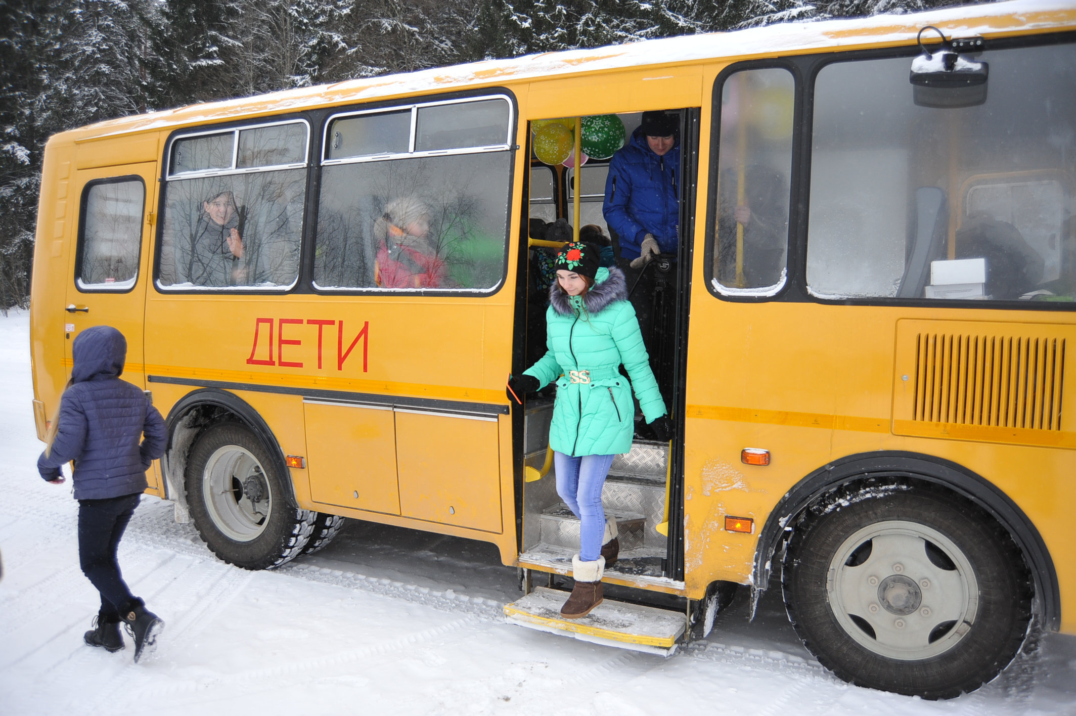 Подвоз детей автобусами. Школьный автобус. Автобус для детей. Школьный автобус ПАЗ. Школьный автобус зимой.
