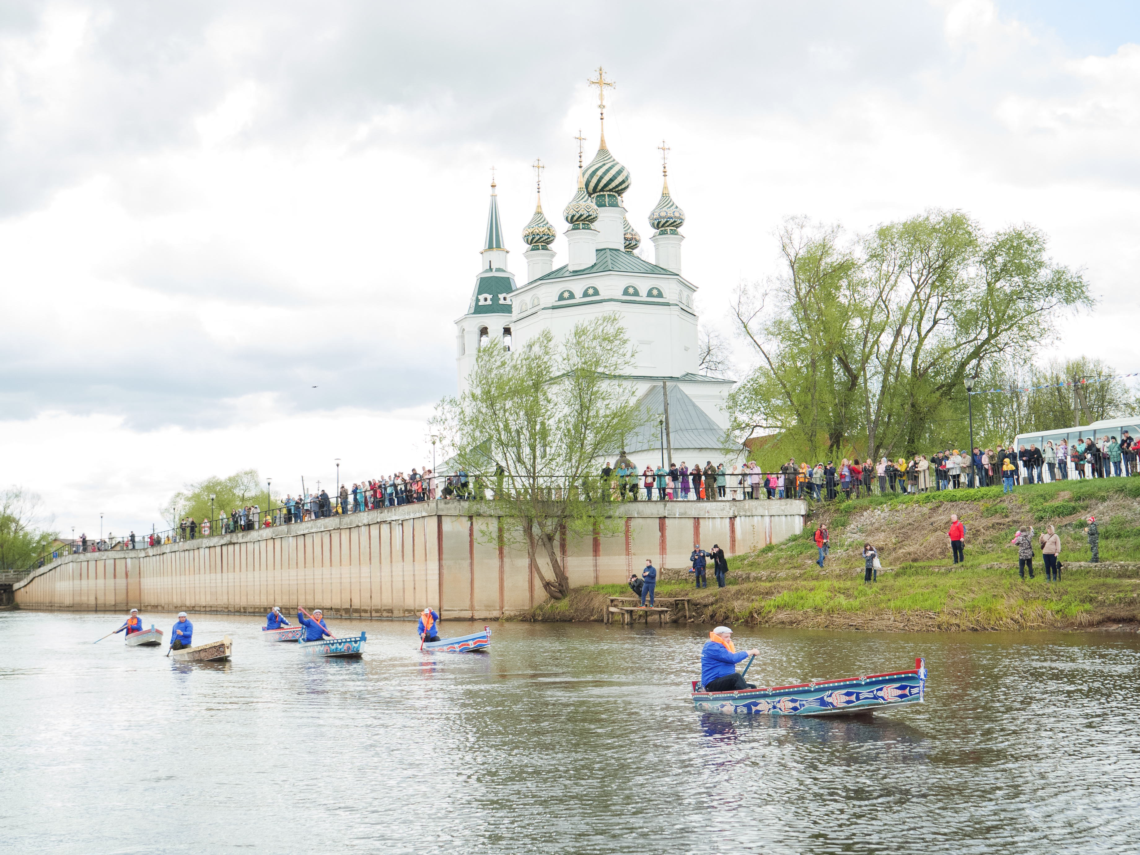 В заплыве участвовали шесть лодок