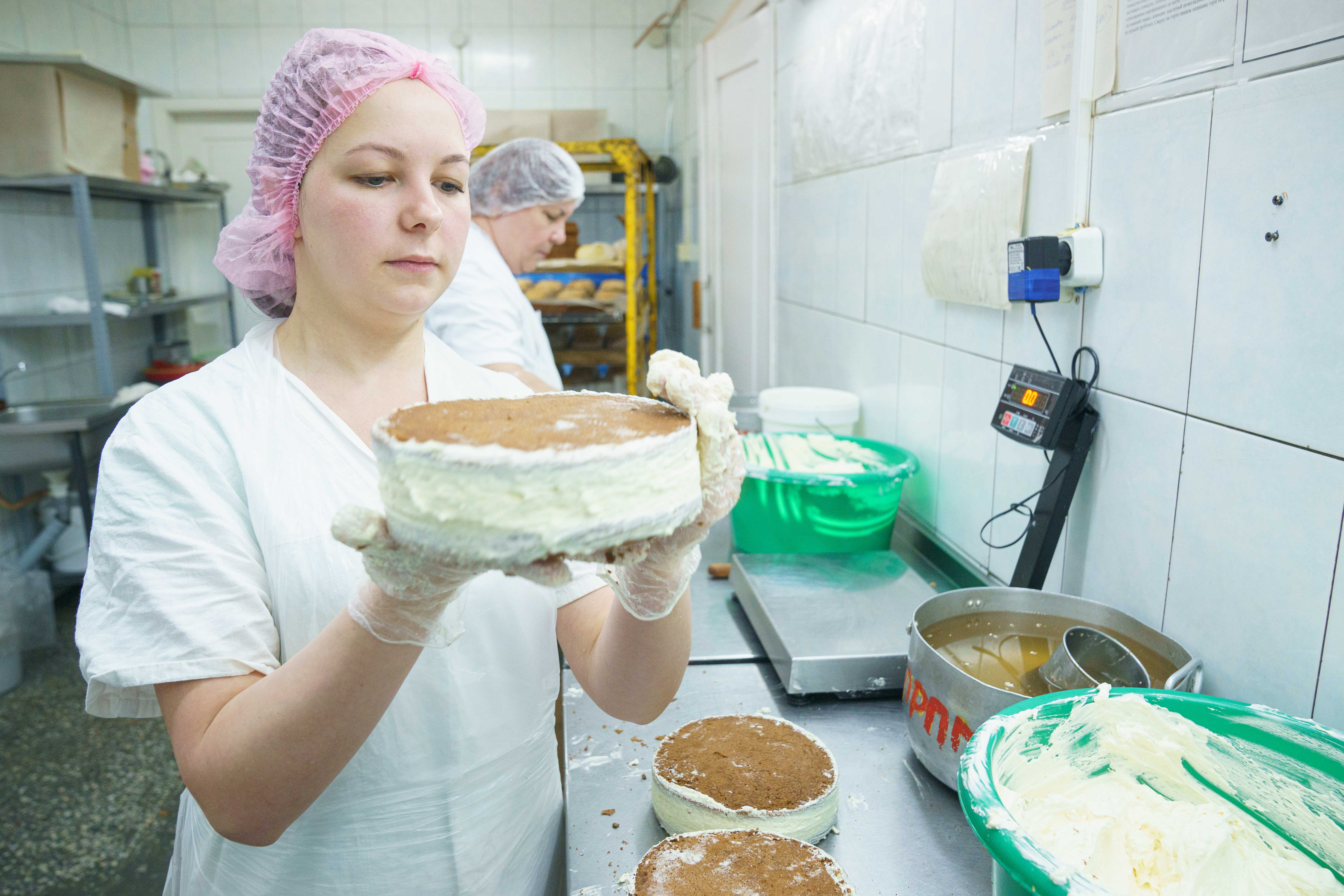 Основу пропитывают сиропом и соединяют с помощью крема.