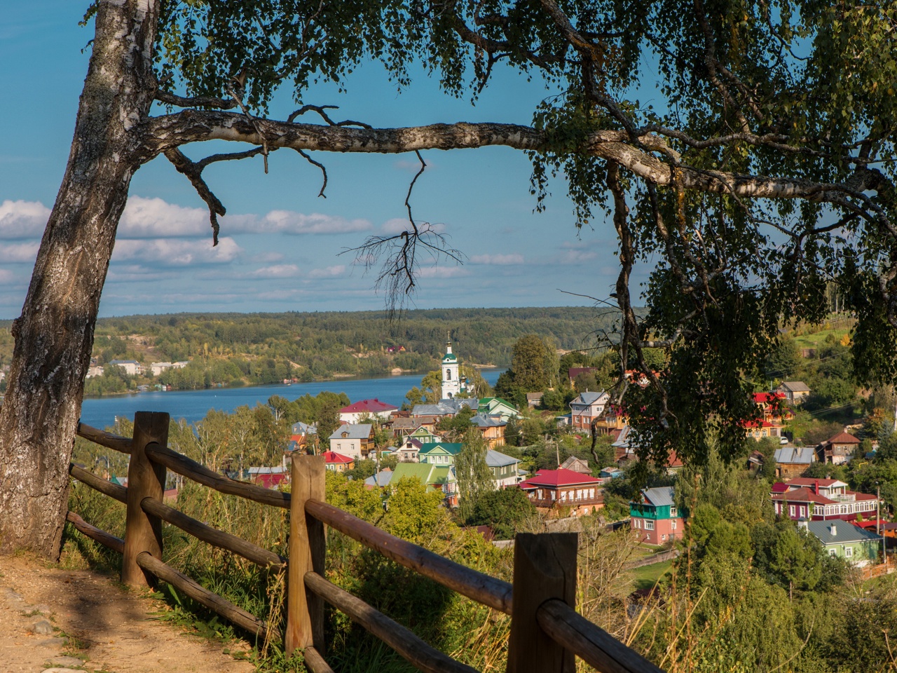 Russia Travel советует попробовать в Плесе битые щи в стакане и сделать селфи на фоне Волги