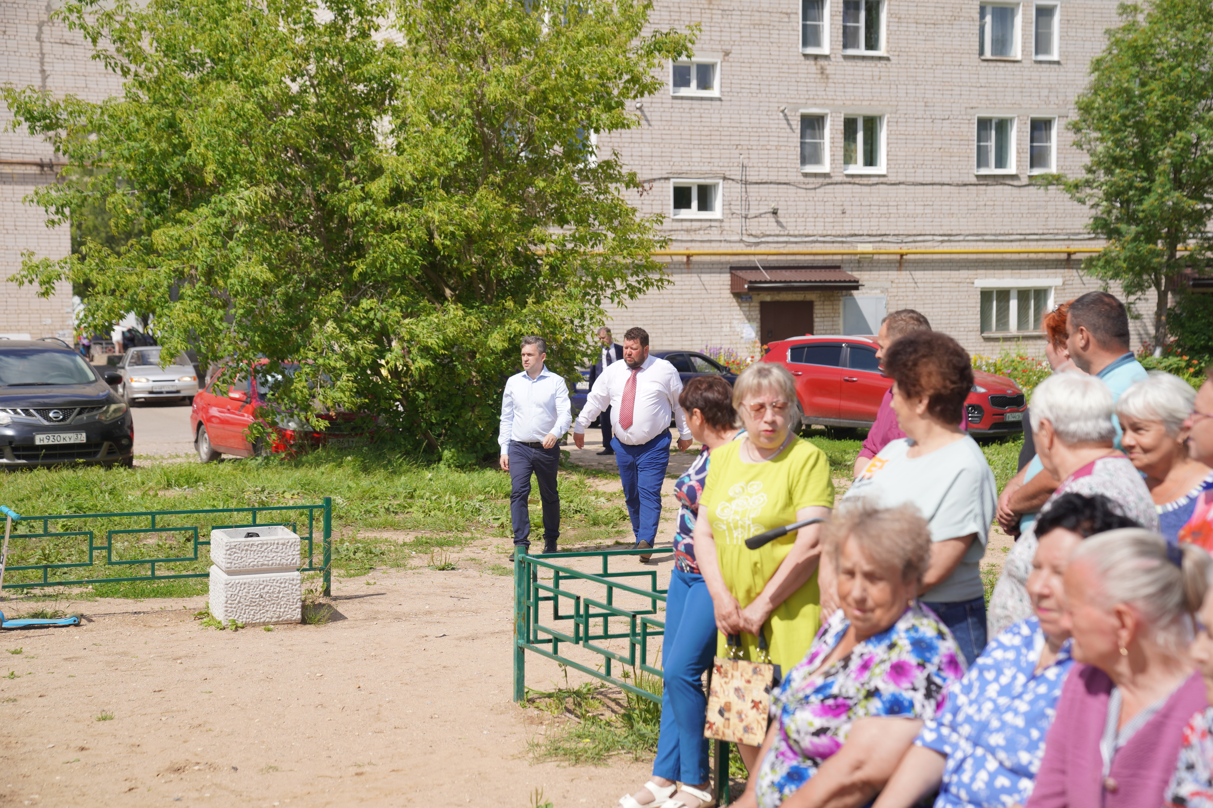 Жители самого большого дома в Вичуге благоустроили двор