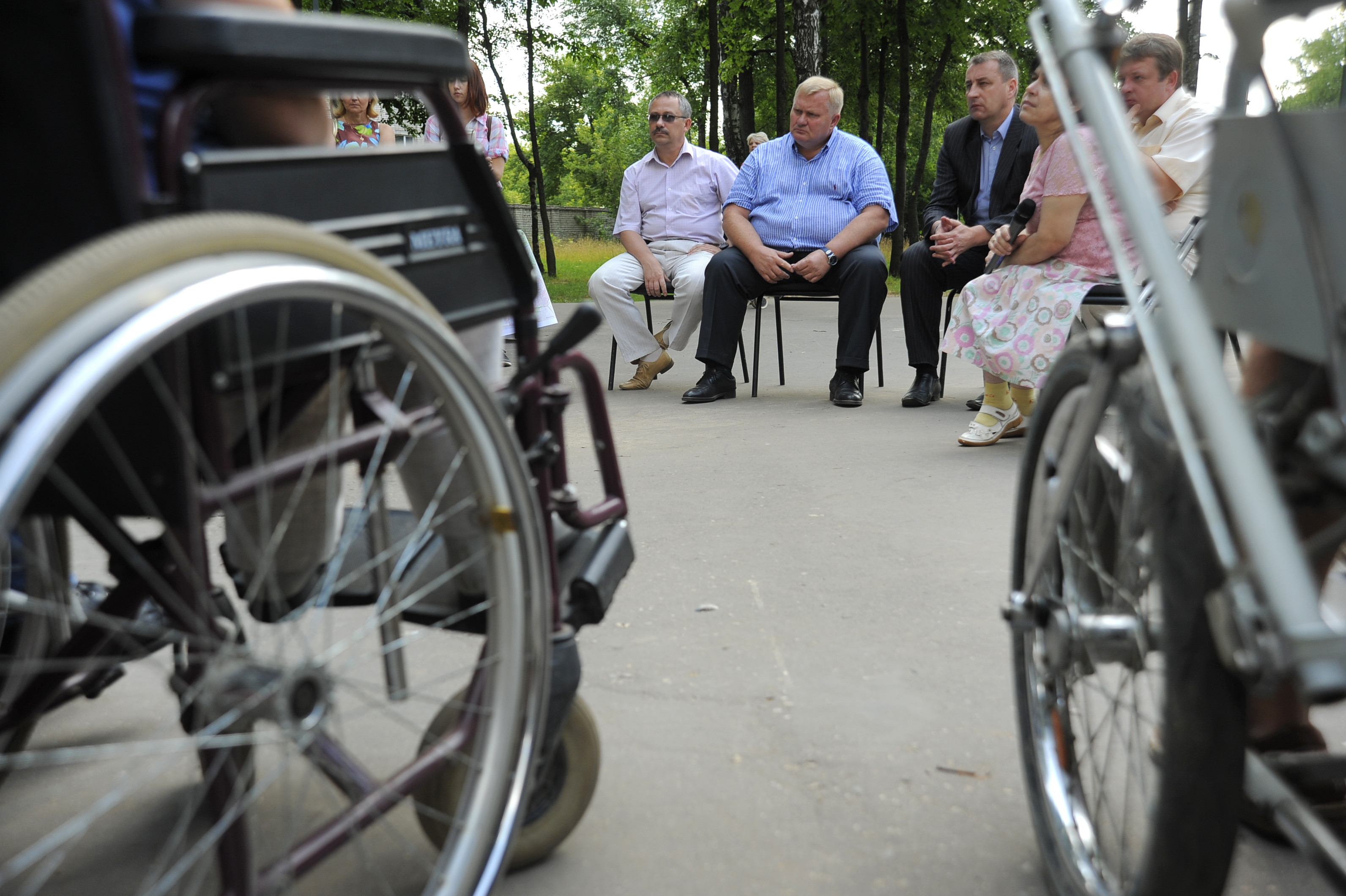 Дед в инвалидной коляске папарацци со спины. В Петербурге ветеранов сво научили управлять инвалидными колясками. В инвалидной коляске папарацци со спины. Сиделка воронеж 88007754613 добро voronezh pansionat ru