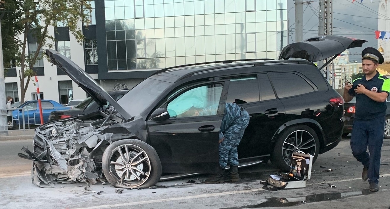 В Иванове внедорожник Mercedes-Benz устроил тройное ДТП с пятью  пострадавшими