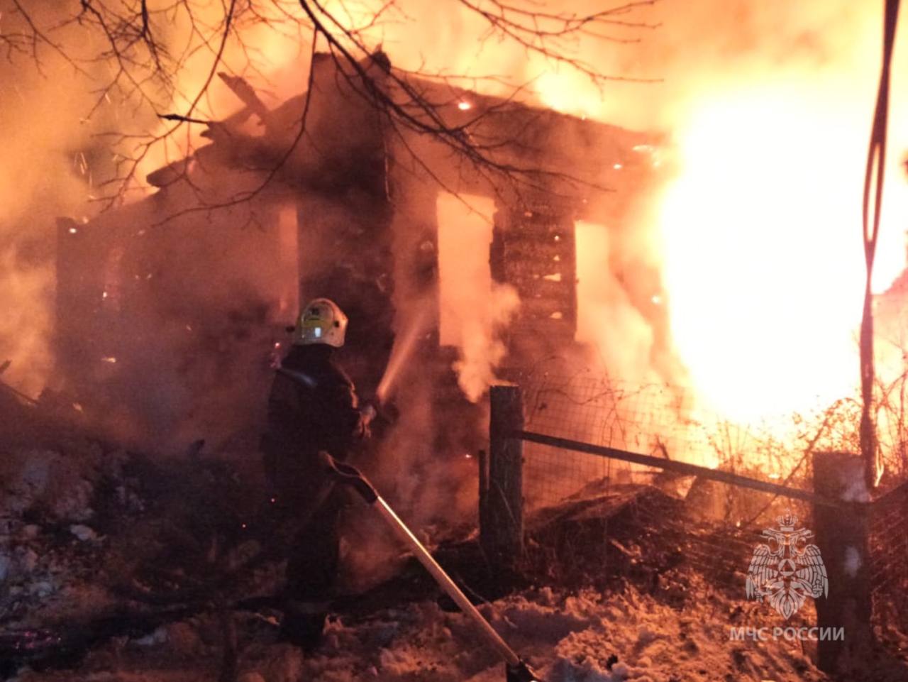 В Палехе пожарные машины застряли в снегу на подъездах к горящему дому