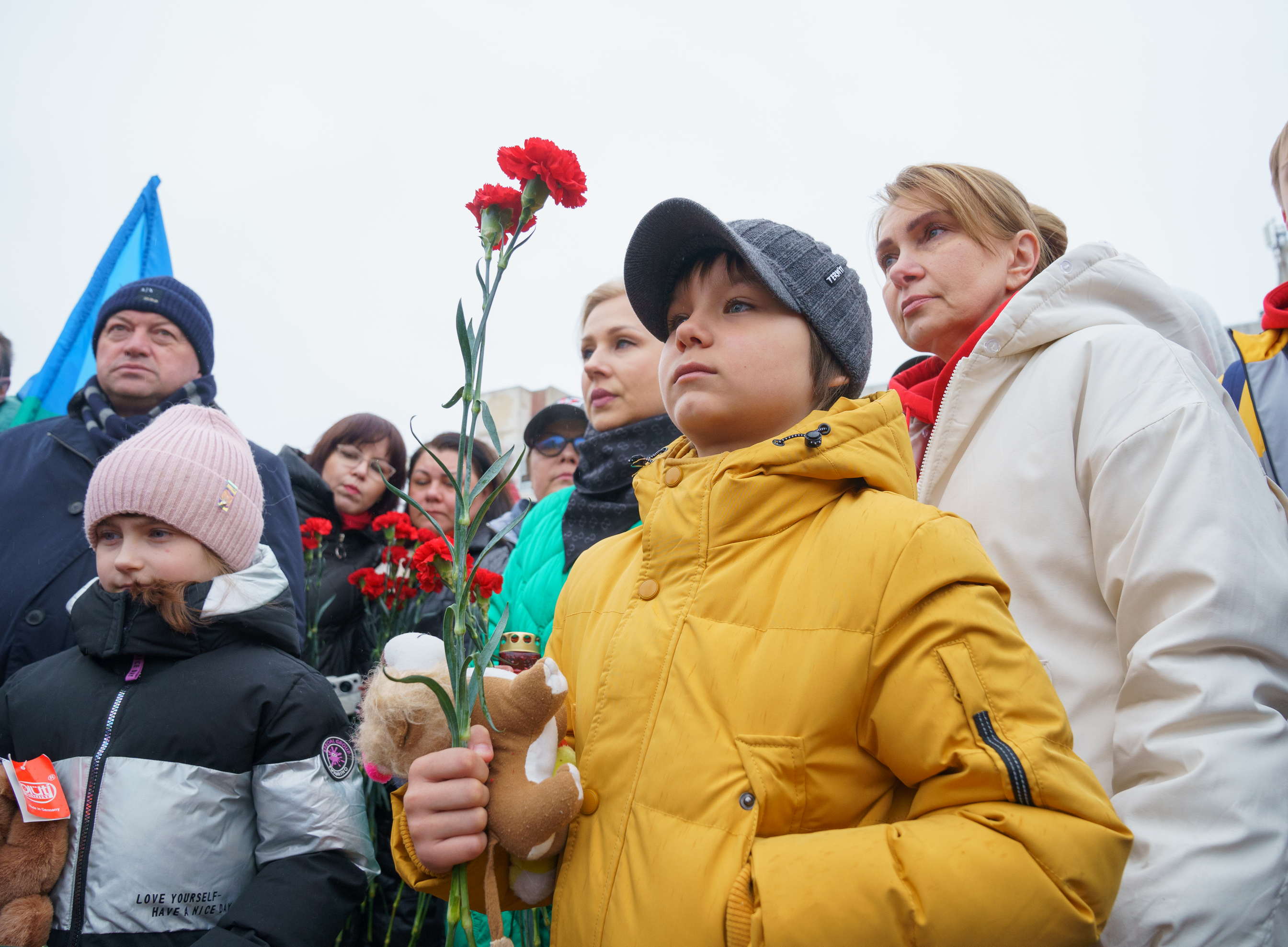 чтобы почтить память павших, горожане несут цветы к памятнику Святому Георгию Победоносцу на площади Победы областного центра
