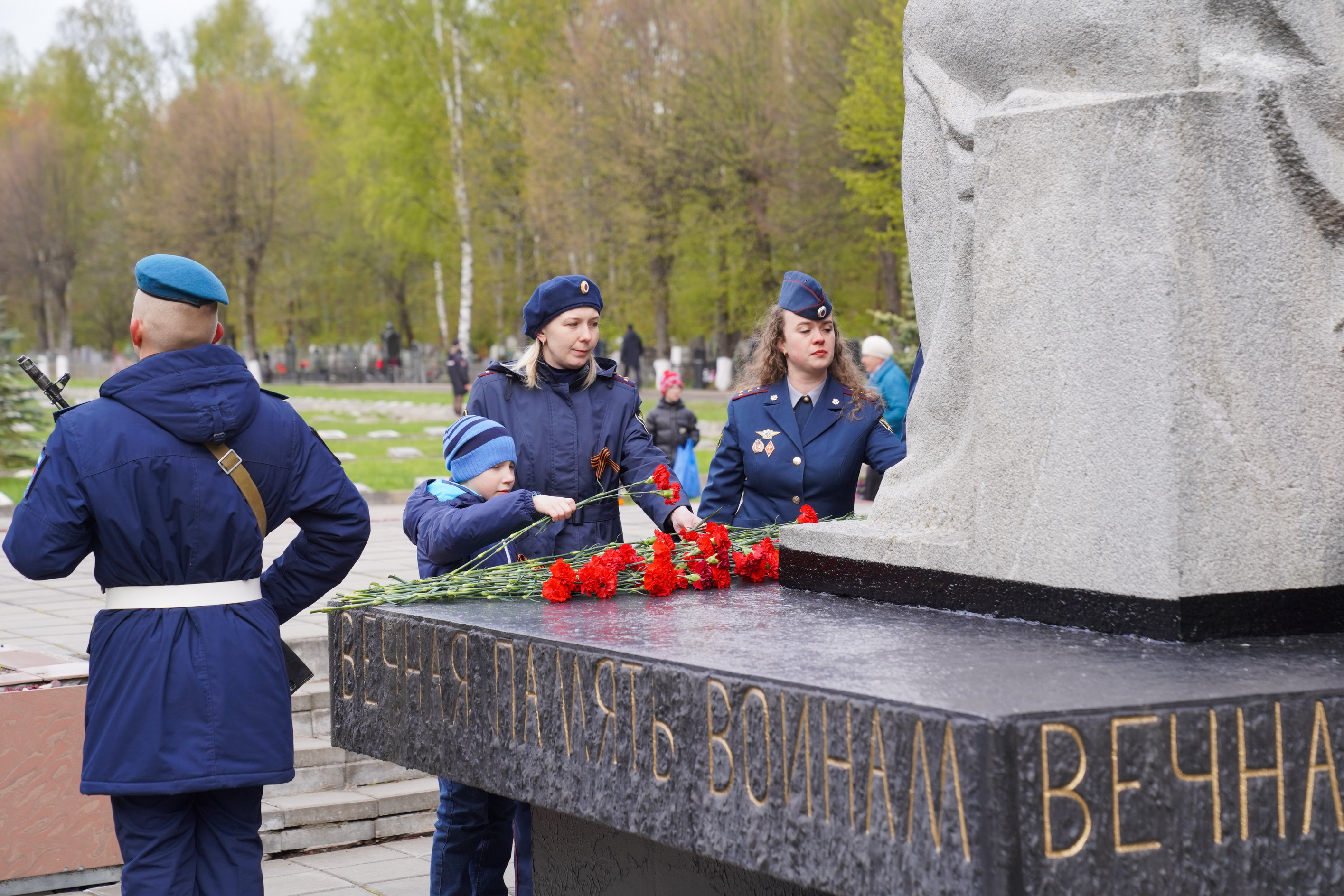 Ивановцы возложили цветы к мемориалам боевой славы