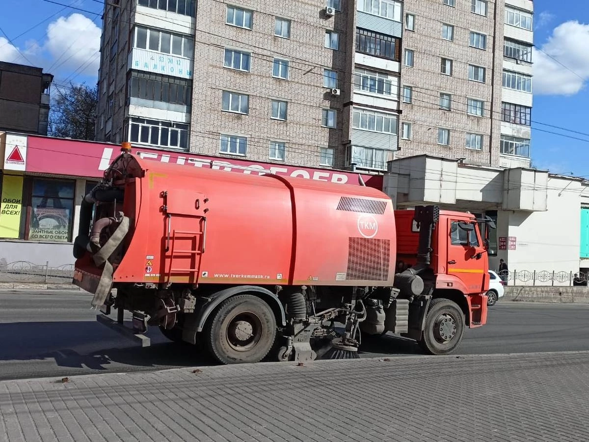 В Иванове ночью 12 единиц спецтехники убирали городские улицы