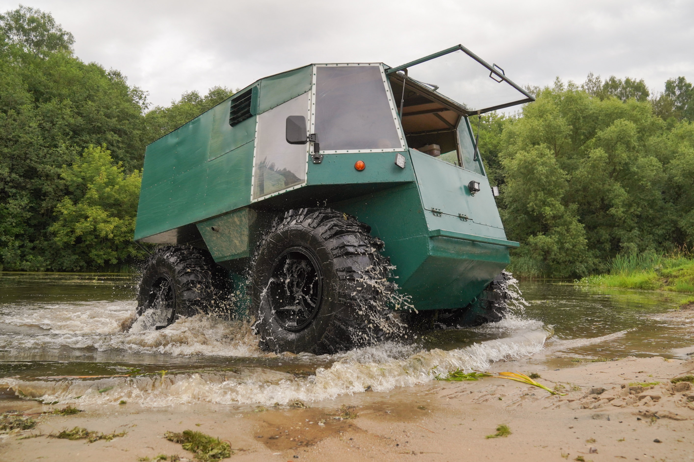Скорость "Шерпа" по твердому грунту - 60 км/ч.