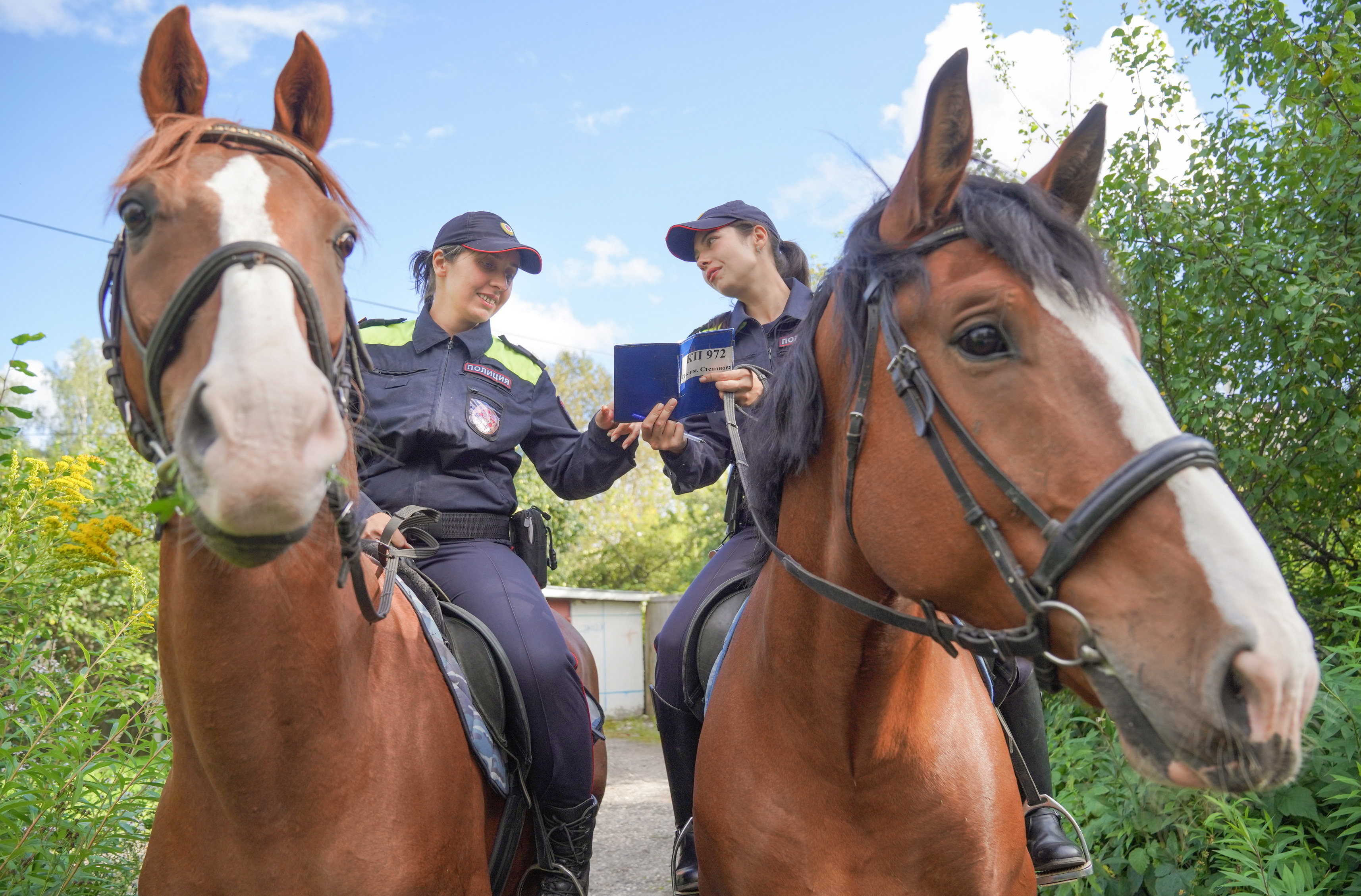 Мария Воронцова (справа) служит три года. С детства хотела быть в конной полиции, а Анна Орлова (слева) 20 лет работает с лошадьми, в полиции уже четыре года.