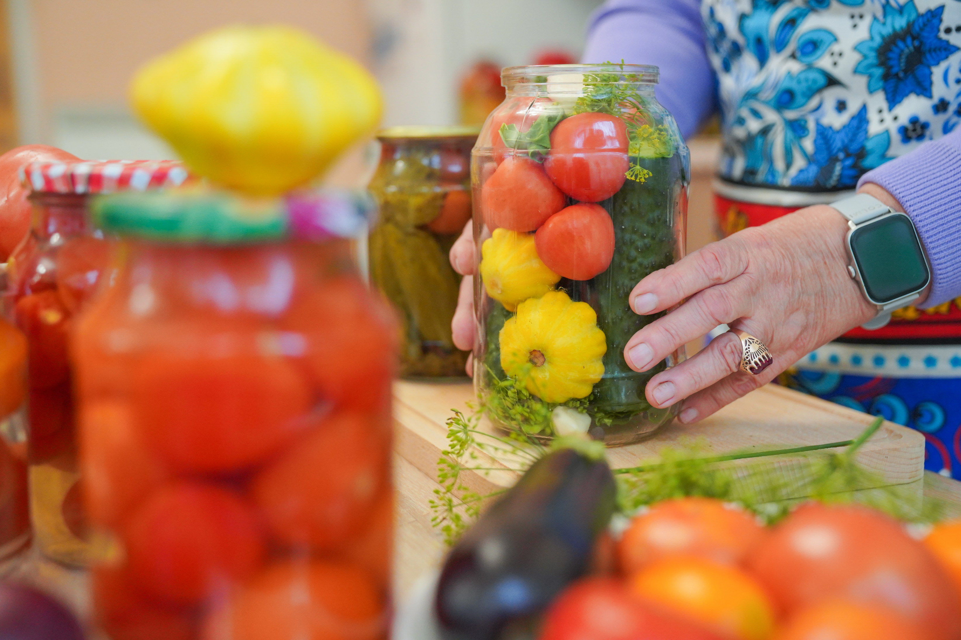 В овощном ассорти вниз банки кладется что-то тяжелое, например огурцы и патиссоны, потом чеснок, укроп, и в конце - помидоры.