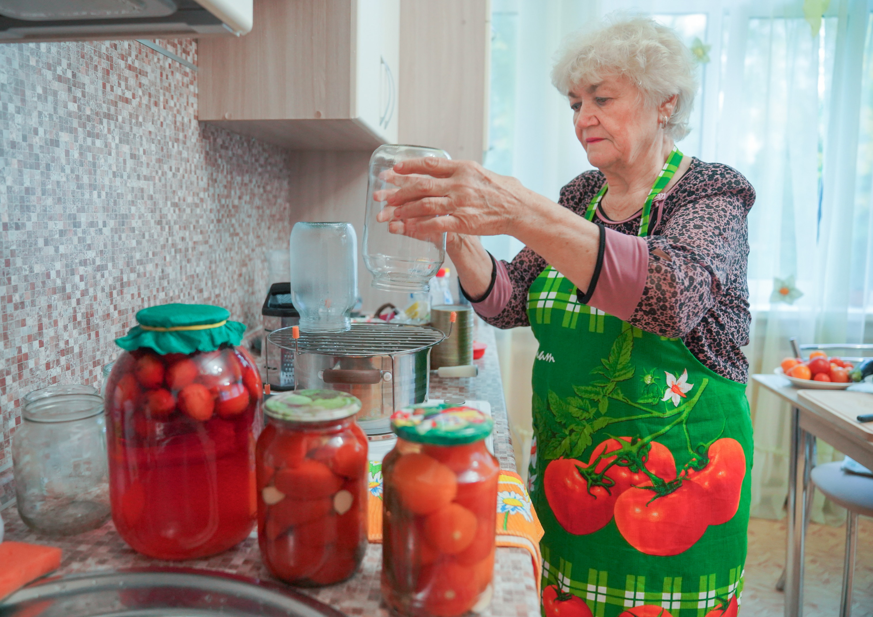 Перед консервацией банки необходимо стерилизовать 10 минут на пару.