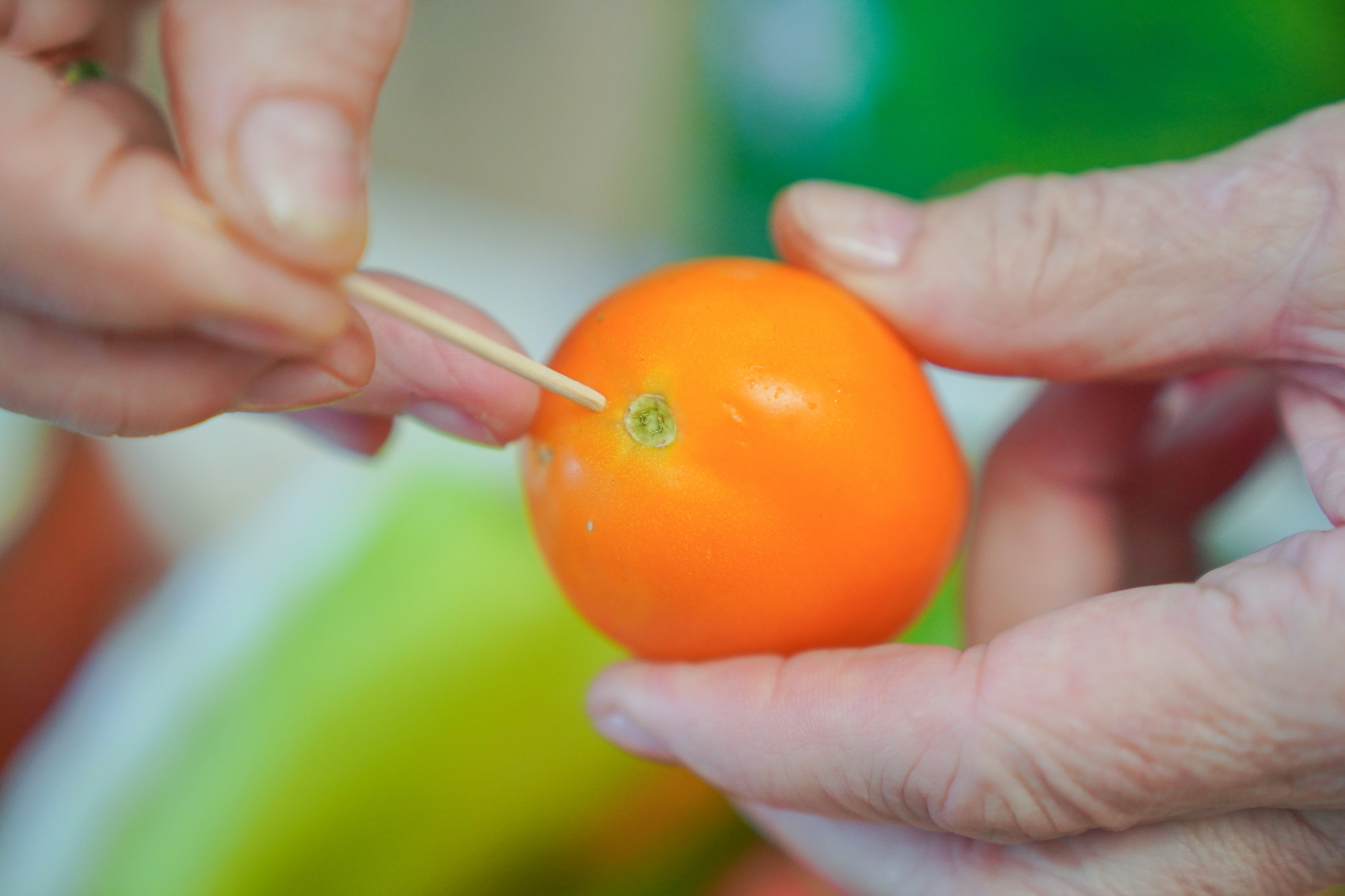 Чтобы на помидорах от горячего маринада не потрескалась кожица, их заранее несколько раз протыкают зубочисткой. 