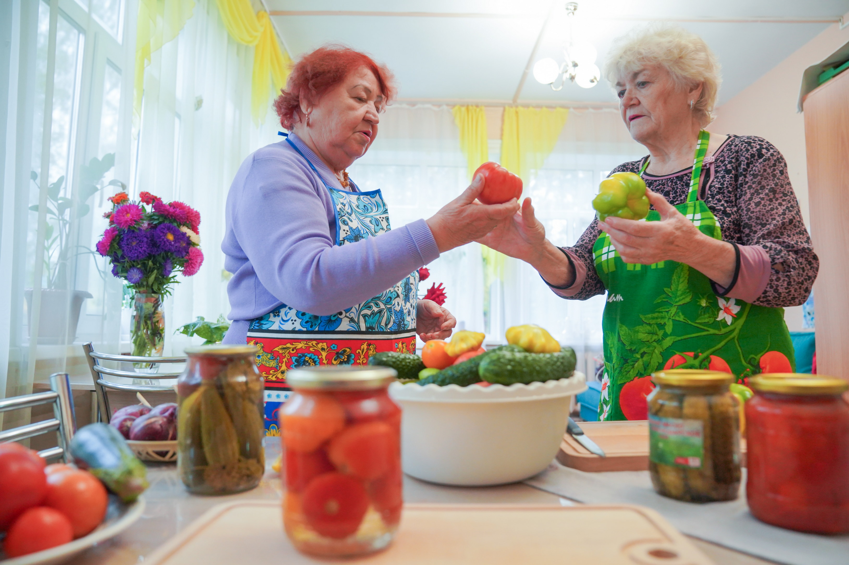 Овощи для заготовок жительницы Приволжска Амина Чумак (слева) и Галина Новожилова выращивают на своем огороде.