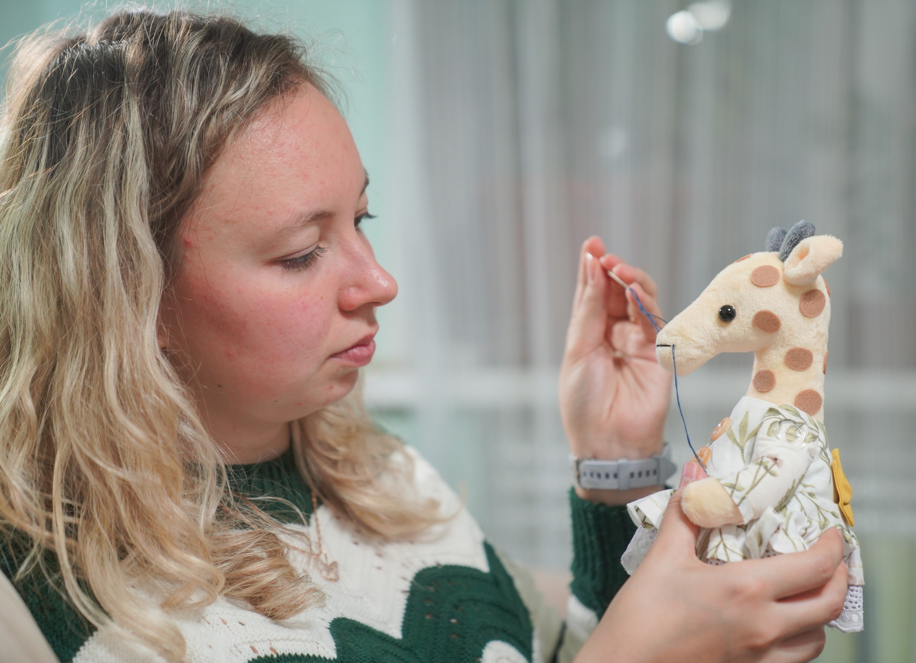 Из готовых кукол Евгении Демидовой - зайца, жирафа, овечки, ламы, мыши, пингвина - можно собрать небольшой зоопарк.