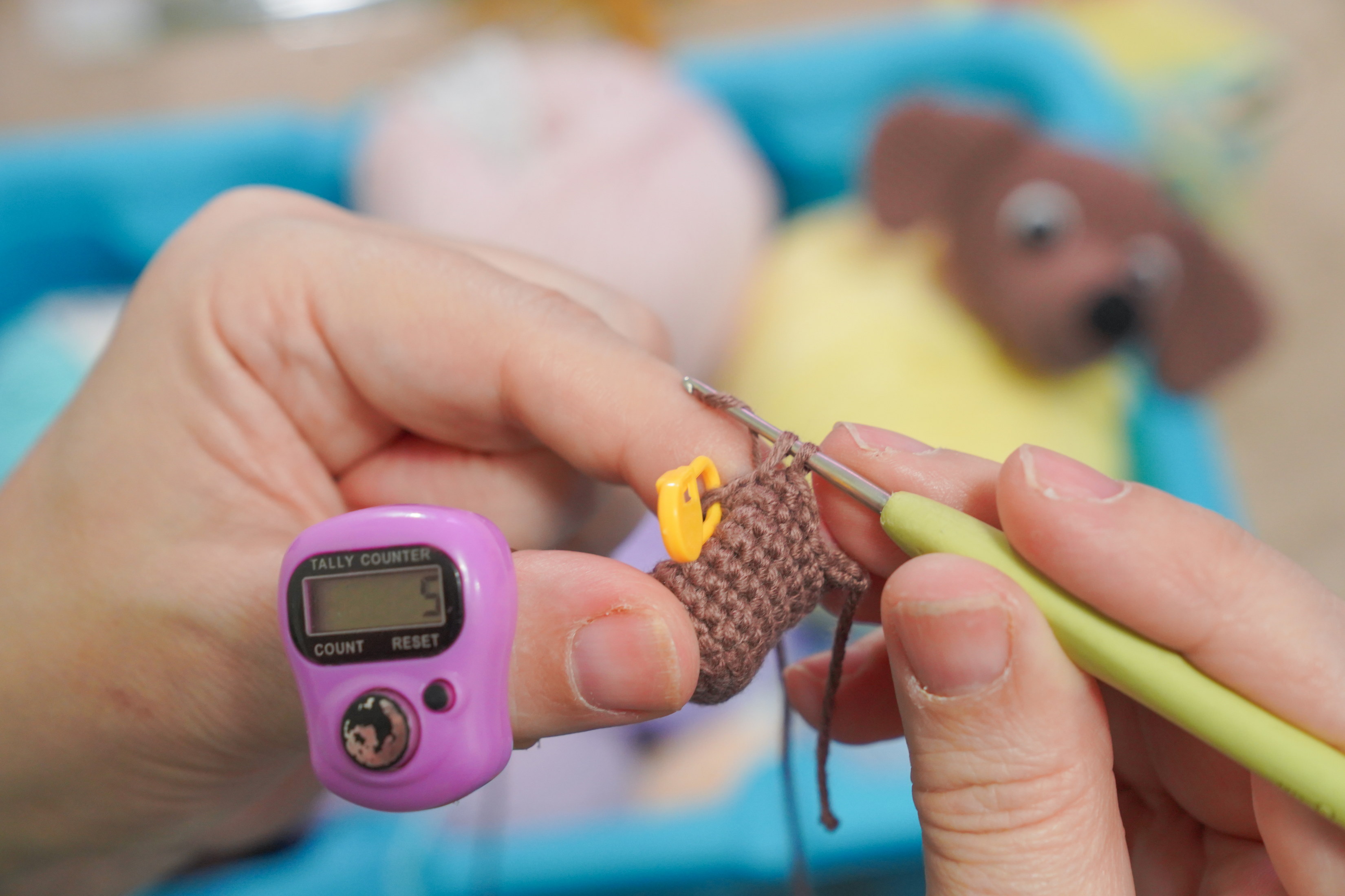 При большом количестве петель и сложном узоре поможет счетчик рядов и специальный маркер-булавка.