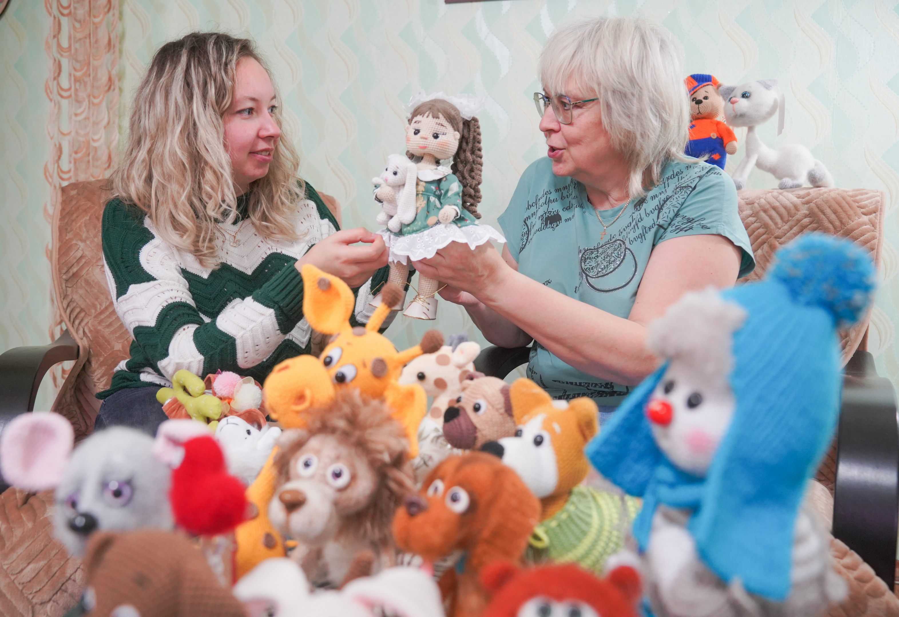 Куклы вяжут в технике «крестик», а одежду для них - в технике «галочка».