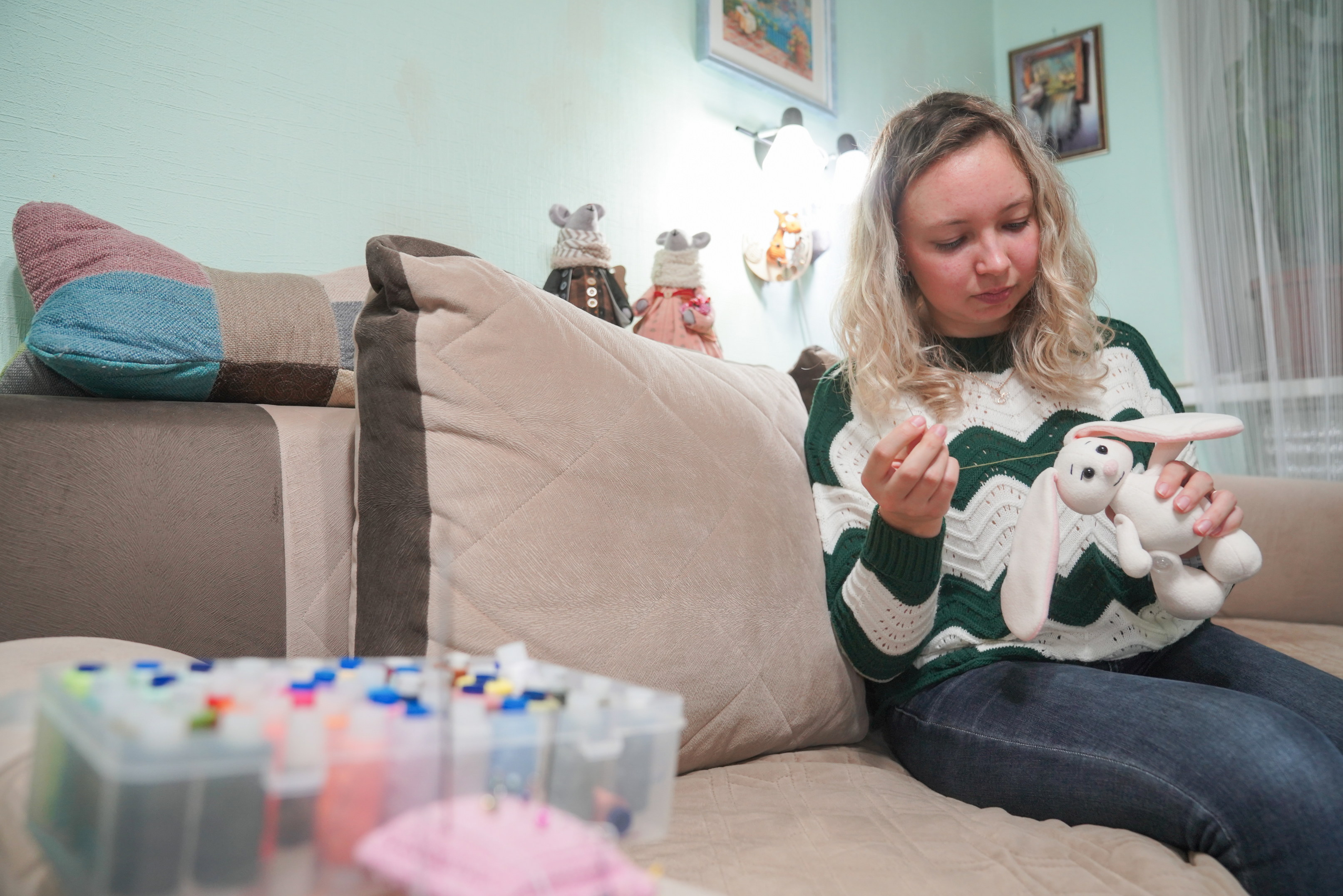 Опытная мастерица может изготовить куклу за два дня.