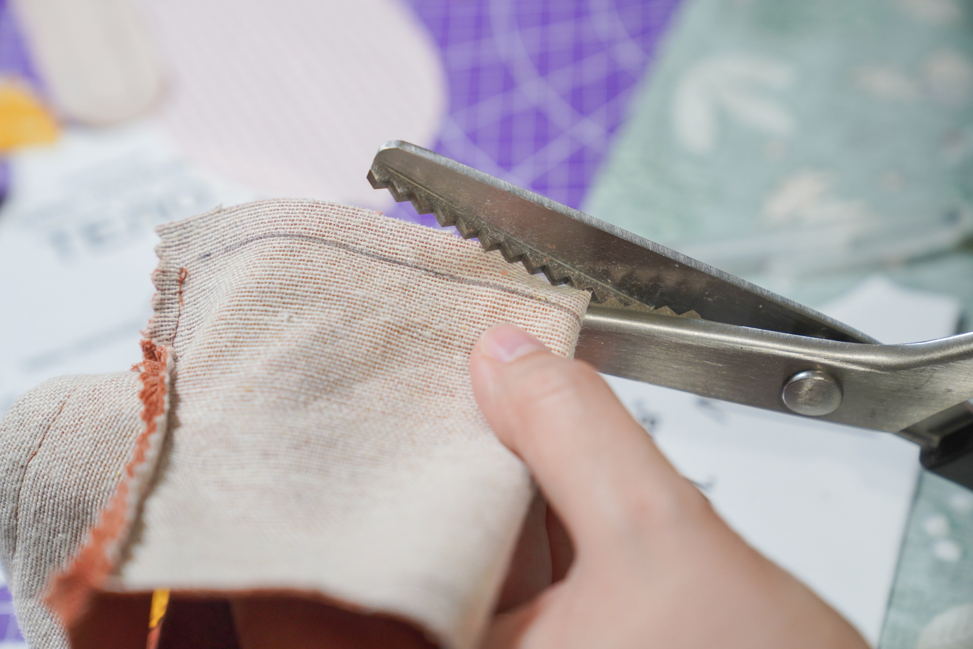 С помощью специальных ножниц делается волнообразный край, который предотвращает рассыпание ткани.