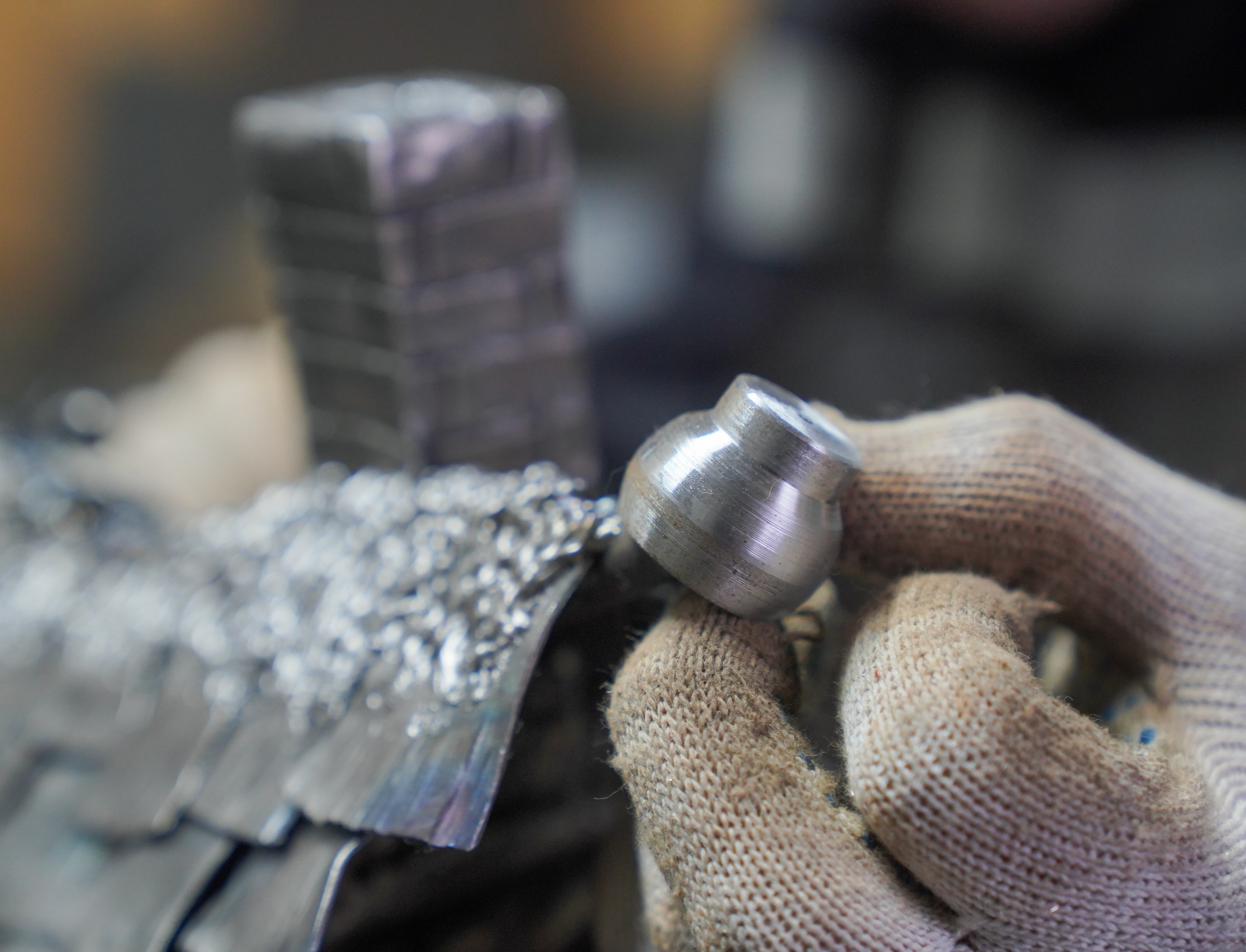 Увлечение кузнечным делом у жителя Южи Дмитрия Чистякова началось с освоения сварочного аппарата. Сначала сделал мангал, затем опоры для забора и решил не останавливаться на достигнутом. Всему научился сам. Помогал интернет и советы кузнецов в соцсетях. 