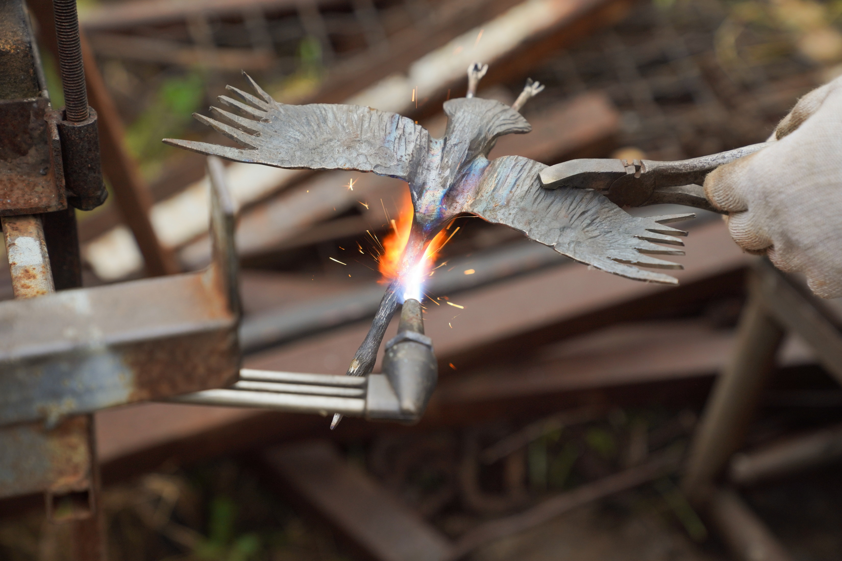 Мастер делает памятные композиции с журавлями в честь погибших на СВО бойцов.