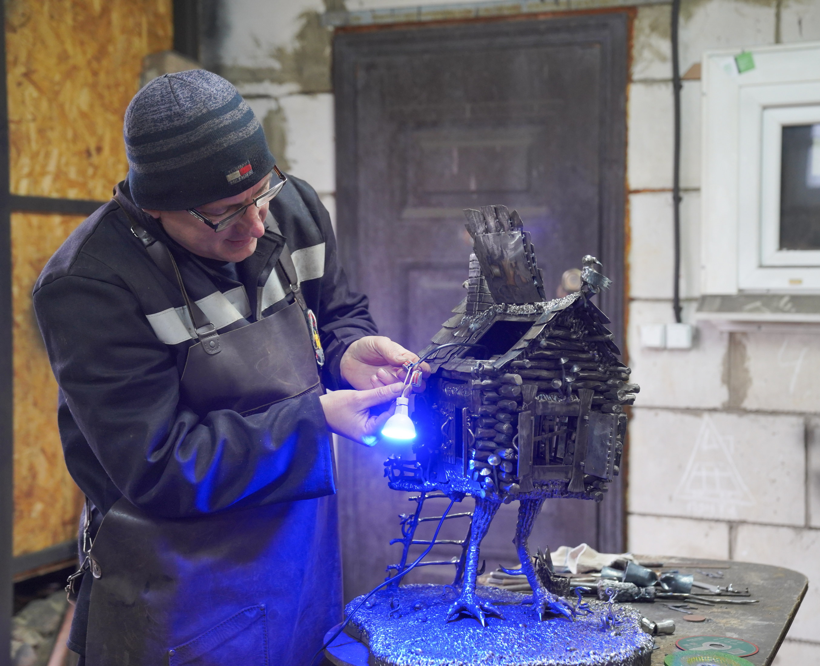 Сказочный домик не только радует глаз, но также может использоваться как светильник.