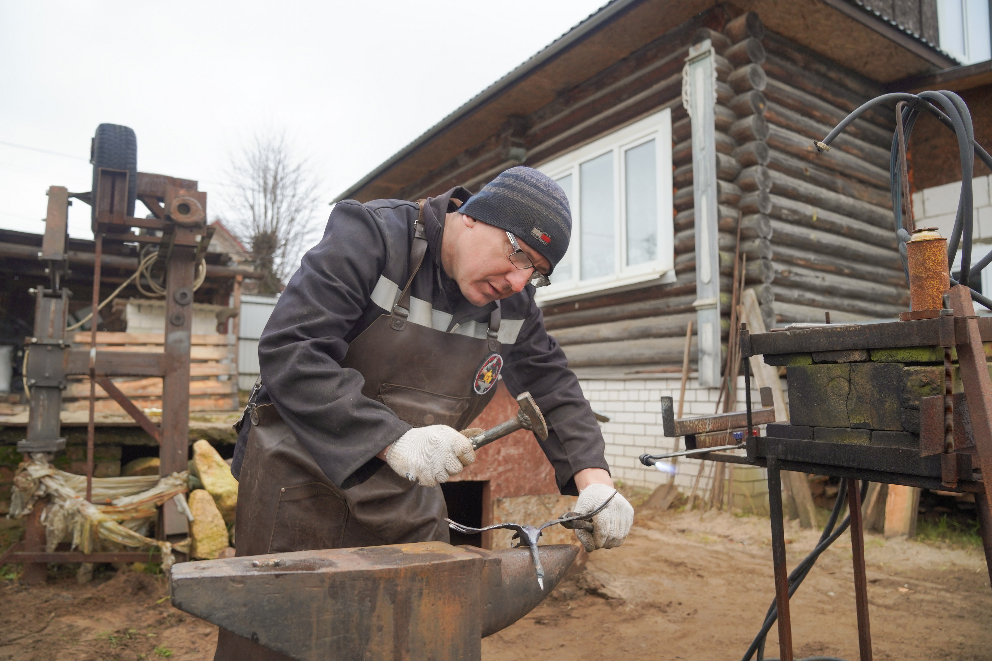 Пока кузнечные работы Дмитрий Чистяков выполняет на свежем воздухе. В дальнейшем планируется строительство мастерской. 