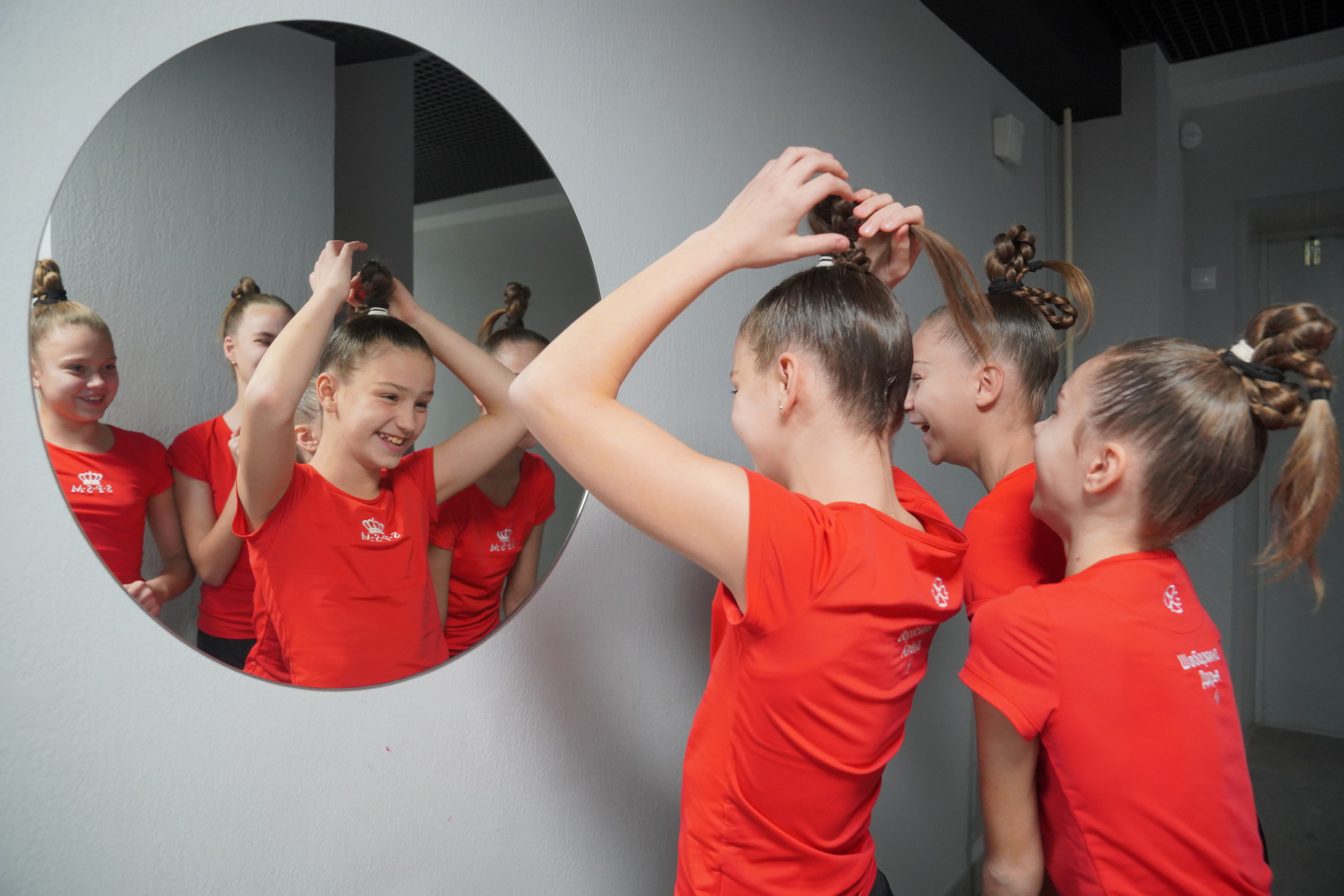 Девчонки назвали эту прическу «Пулька»: быстро, удобно и волосы не мешают во время тренировки.