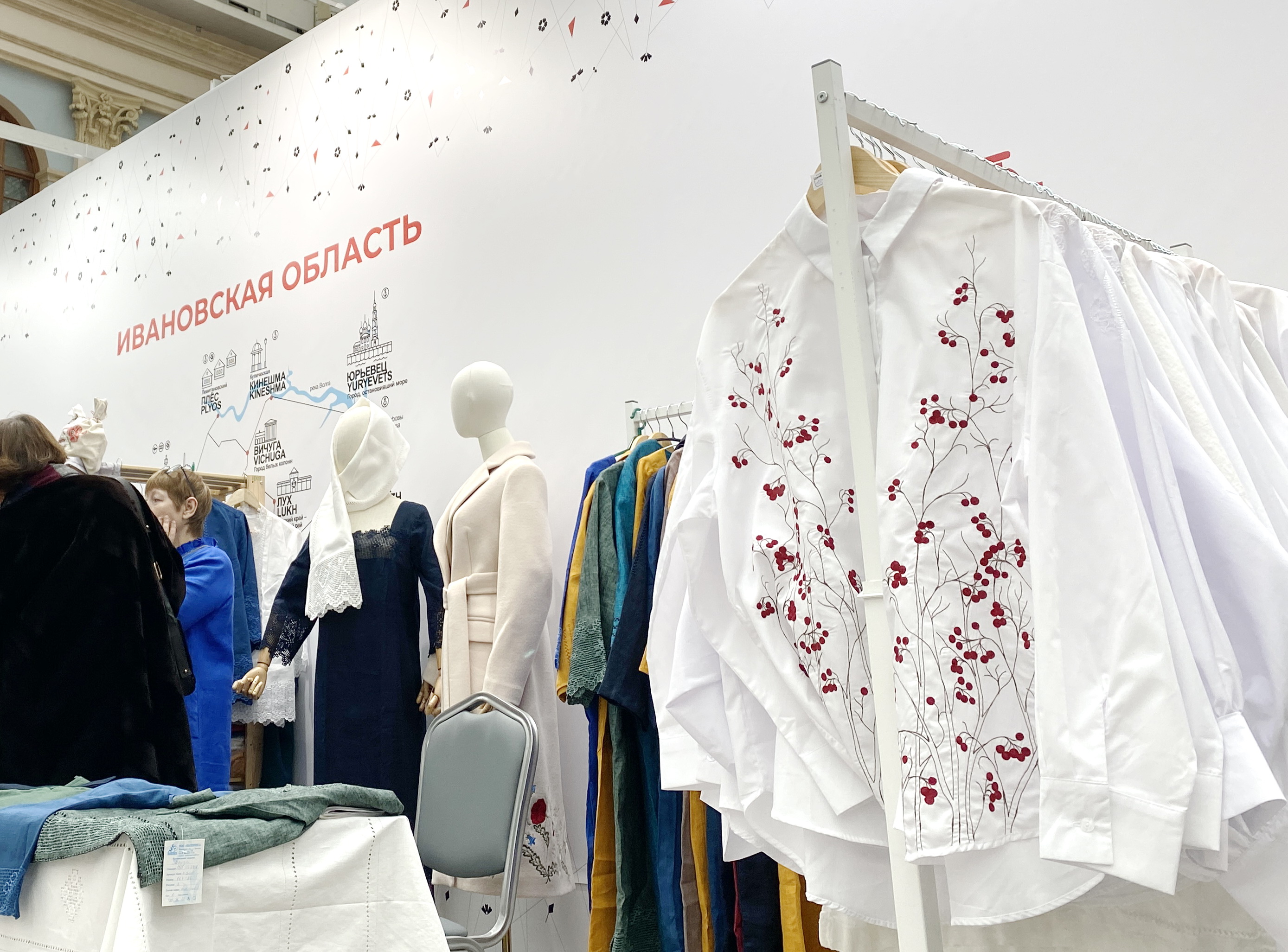 Белоснежные рубашки с тонкой вышивкой привели зрителей в восторг.