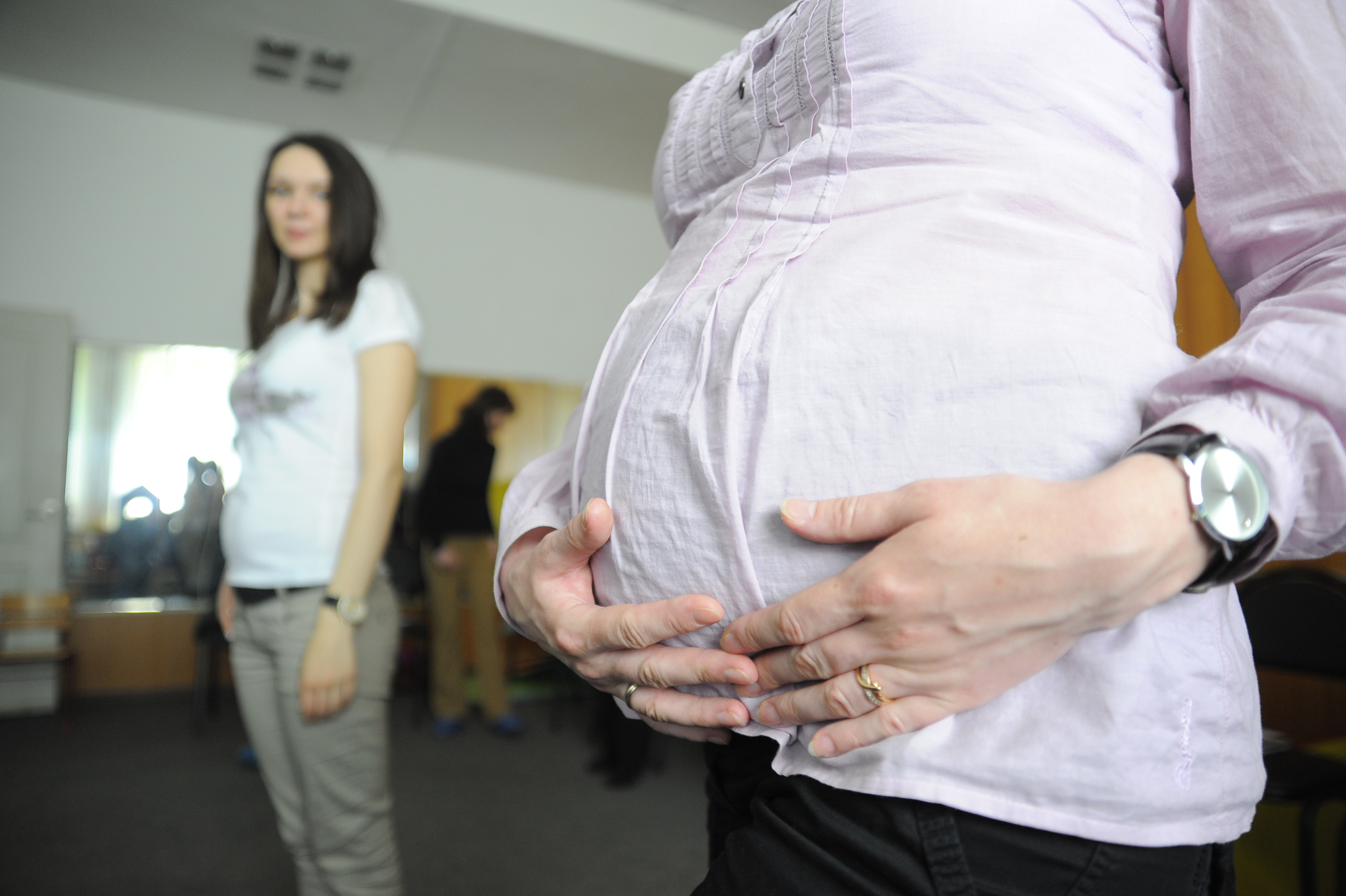 Отец кормит ребенка