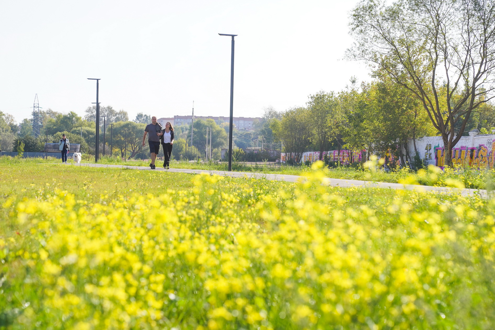 Благоустроенная набережная Уводи в Иванове стала центром притяжения для горожан. Теперь у ивановцев есть излюбленный пешеходный и веломаршрут, в том числе и для вечерних прогулок. Работа продолжается: началось благоустройство набережной в микрорайоне «Видный». 